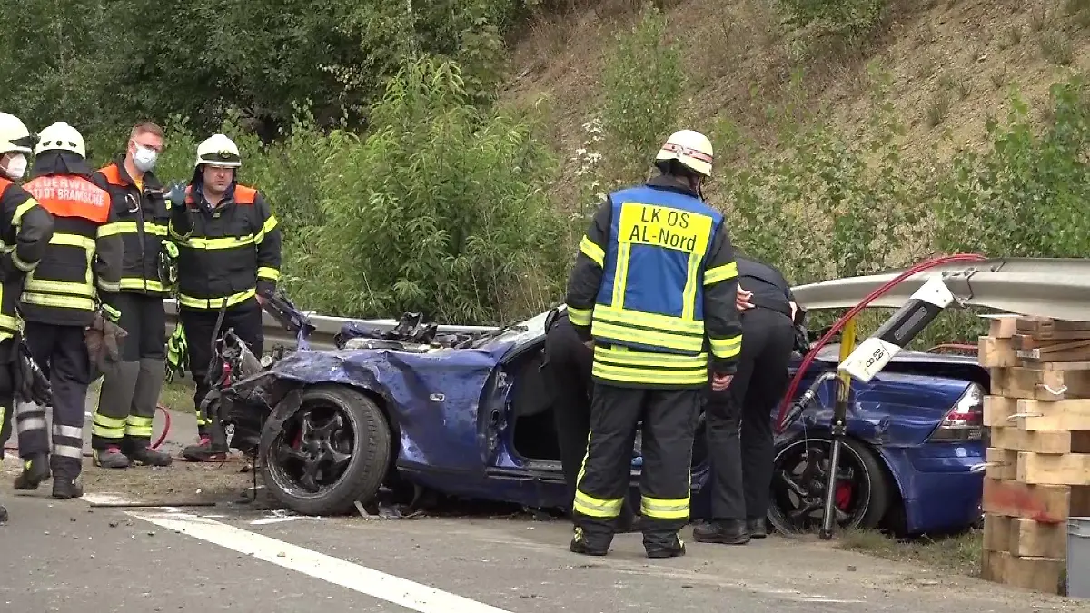 Bei dem Unfall wird das Cabrio vollkommen zerstört.