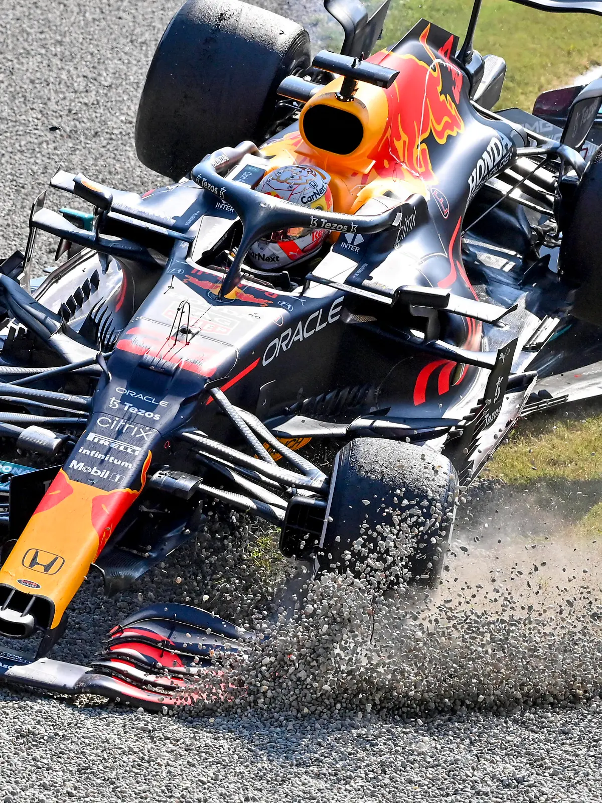 Sport Bilder des Tages Crash between 44 Lewis Hamilton GBR, Mercedes-AMG Petronas F1 Team and 33 Max Verstappen NED, Red Bull Racing, F1 Grand Prix of Italy at Autodromo Nazionale Monza on September 12, 2021 in Monza, Italy. Photo by HOCH ZWEI Monza Italy *** Crash between 44 Lewis Hamilton GBR, Mercedes AMG Petronas F1 Team and 33 Max Verstappen NED, Red Bull Racing , F1 Grand Prix of Italy at Autodromo Nazionale Monza on September 12, 2021 in Monza, Italy Photo by HOCH ZWEI Monza Italy