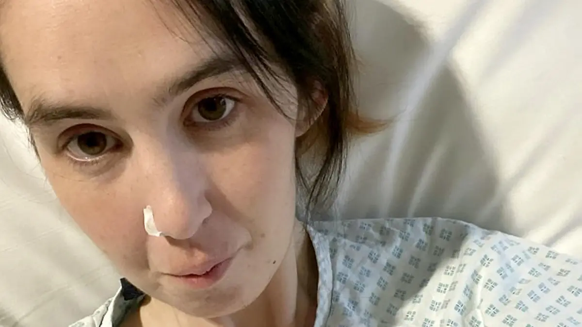 SONDERKONDITIONEN: Satzpreis!
**EMBARGOED UNTIL 14:00HRS, September 12, 2021** 
A pregnant mum bravely chose to have her leg amputated to save her unborn baby when she was diagnosed with cancer. See SWNS story SWSYleg. Kathleen Osborne, 28, had no idea she was pregnant when she went for an MRI scan diagnosing cancer for the third time. She couldn't believe it when doctors found that she was also pregnant, leaving Kathleen with two options - abort her baby so she could start chemotherapy or have her leg amputated. Incredibly, it only took one night for Kathleen to make her life-changing decision and she had her entire right leg amputated at four months pregnant, eradicating the cancer and saving her baby's life. Daughter Aida-May was born healthy and happy eight weeks early via a c-section. 