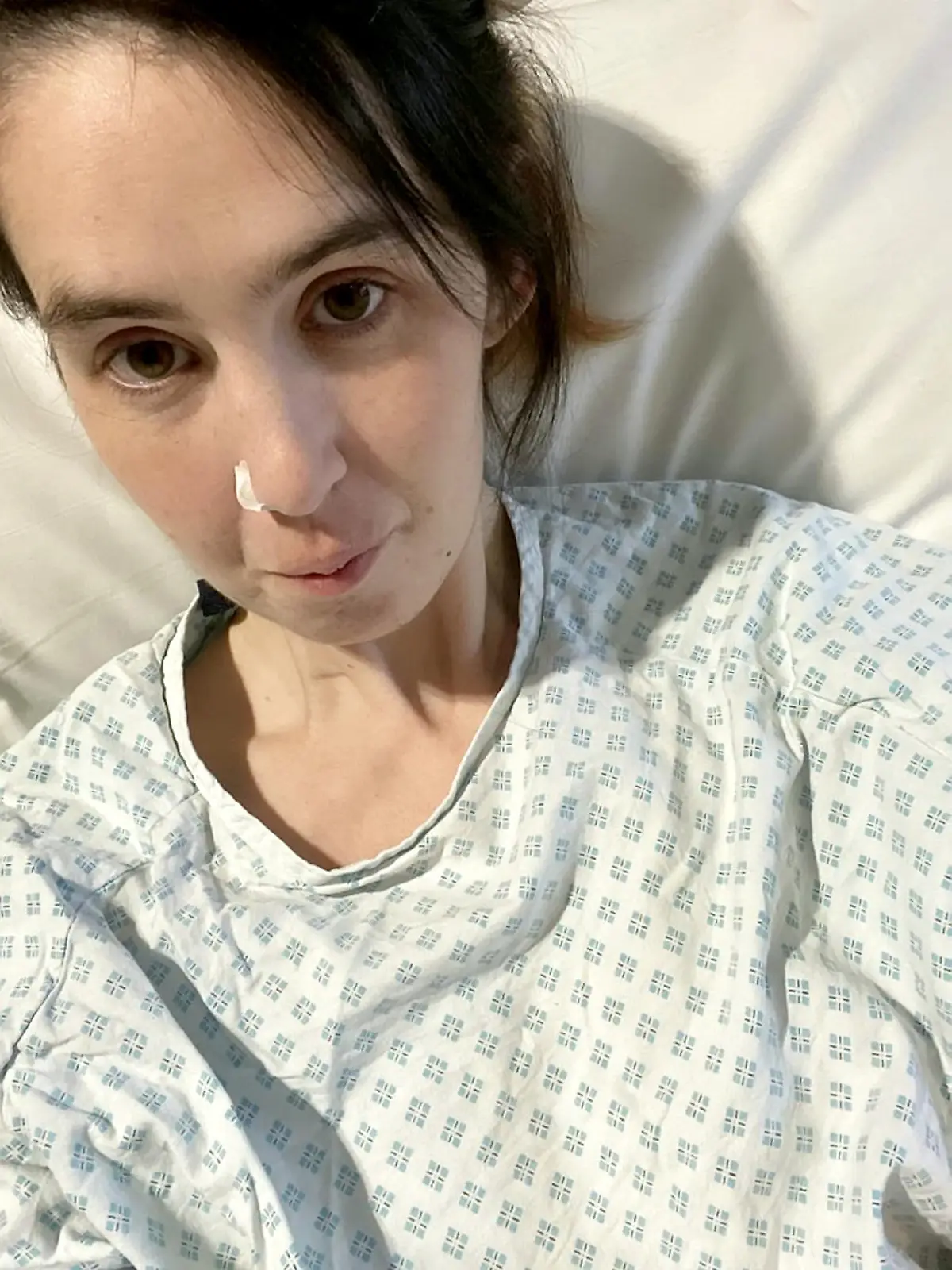 SONDERKONDITIONEN: Satzpreis!
**EMBARGOED UNTIL 14:00HRS, September 12, 2021** 
A pregnant mum bravely chose to have her leg amputated to save her unborn baby when she was diagnosed with cancer. See SWNS story SWSYleg. Kathleen Osborne, 28, had no idea she was pregnant when she went for an MRI scan diagnosing cancer for the third time. She couldn't believe it when doctors found that she was also pregnant, leaving Kathleen with two options - abort her baby so she could start chemotherapy or have her leg amputated. Incredibly, it only took one night for Kathleen to make her life-changing decision and she had her entire right leg amputated at four months pregnant, eradicating the cancer and saving her baby's life. Daughter Aida-May was born healthy and happy eight weeks early via a c-section. 