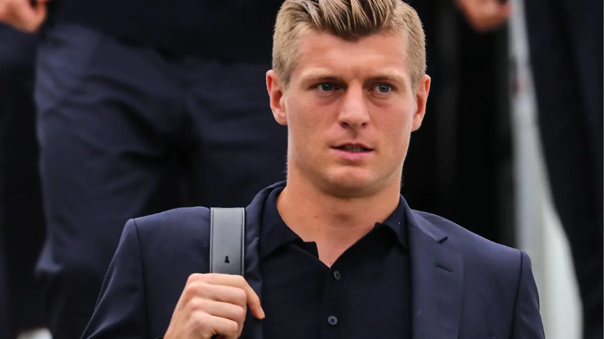 WM 2018, Deutschland - Ankunft in Moskau MOSCOW, RUSSIA - JUNE 12, 2018: Toni Kroos of the German national football team welcomed at Moscow s Vnukovo International Airport ahead of the 2018 FIFA World Cup WM Weltmeisterschaft Fussball scheduled to start on June 14. Sergei Savostyanov/TASS PUBLICATIONxINxGERxAUTxONLY TS083B04