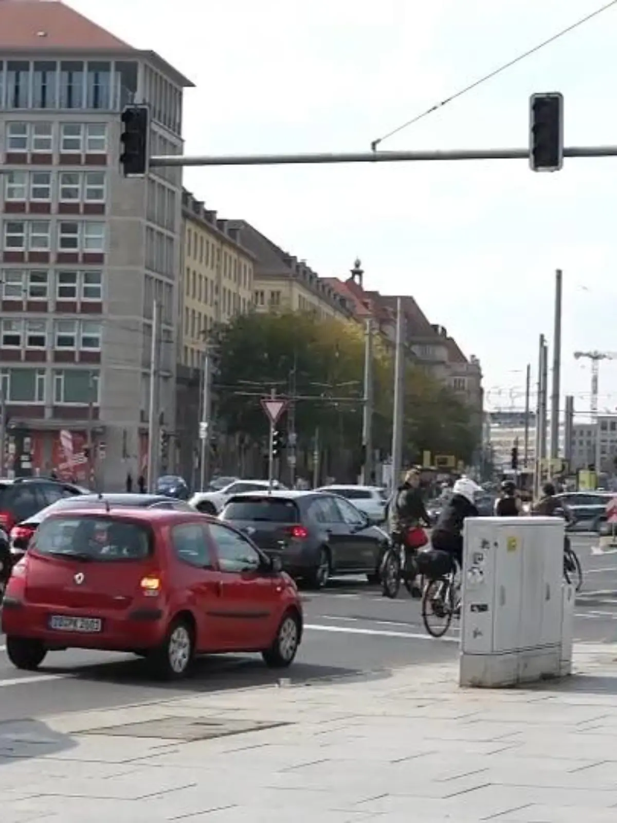 Bild zu: "Ampeln aus - Menschen im Lift gefangen"