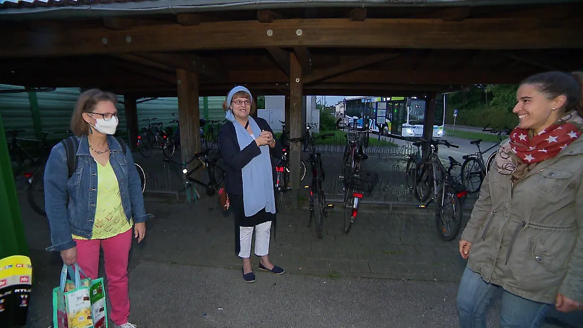 Dolmetscherin übersetzt die Gebärdensprache von Heike Heubach im Gespräch mit Bürgerinnen und Bürgern.