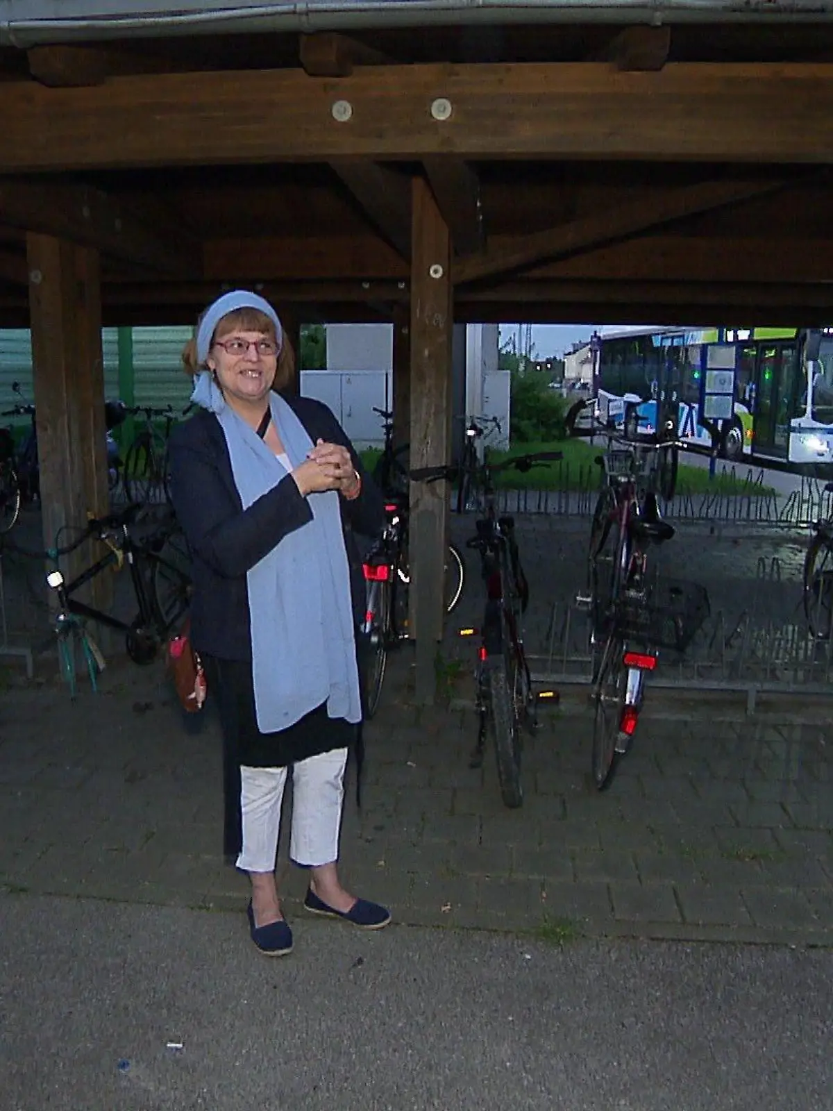 Dolmetscherin übersetzt die Gebärdensprache von Heike Heubach im Gespräch mit Bürgerinnen und Bürgern.