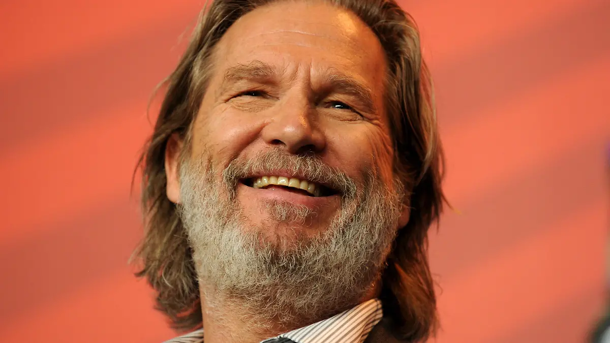 ARCHIV - Für Oscar-Preisträger Jeff Bridges (Foto vom 10.02.2011) ist Glück eine Frage des Wollens. «Wenn wir uns nicht dafür entscheiden, jetzt glücklich zu sein, werden wir es niemals sein», sagte der Schauspieler («Crazy Heart») dem Nachrichtenmagazin «Focus». Foto: Tim Brakemeier/dpa (zu dpa vom 04.05.2014) +++(c) dpa - Bildfunk+++