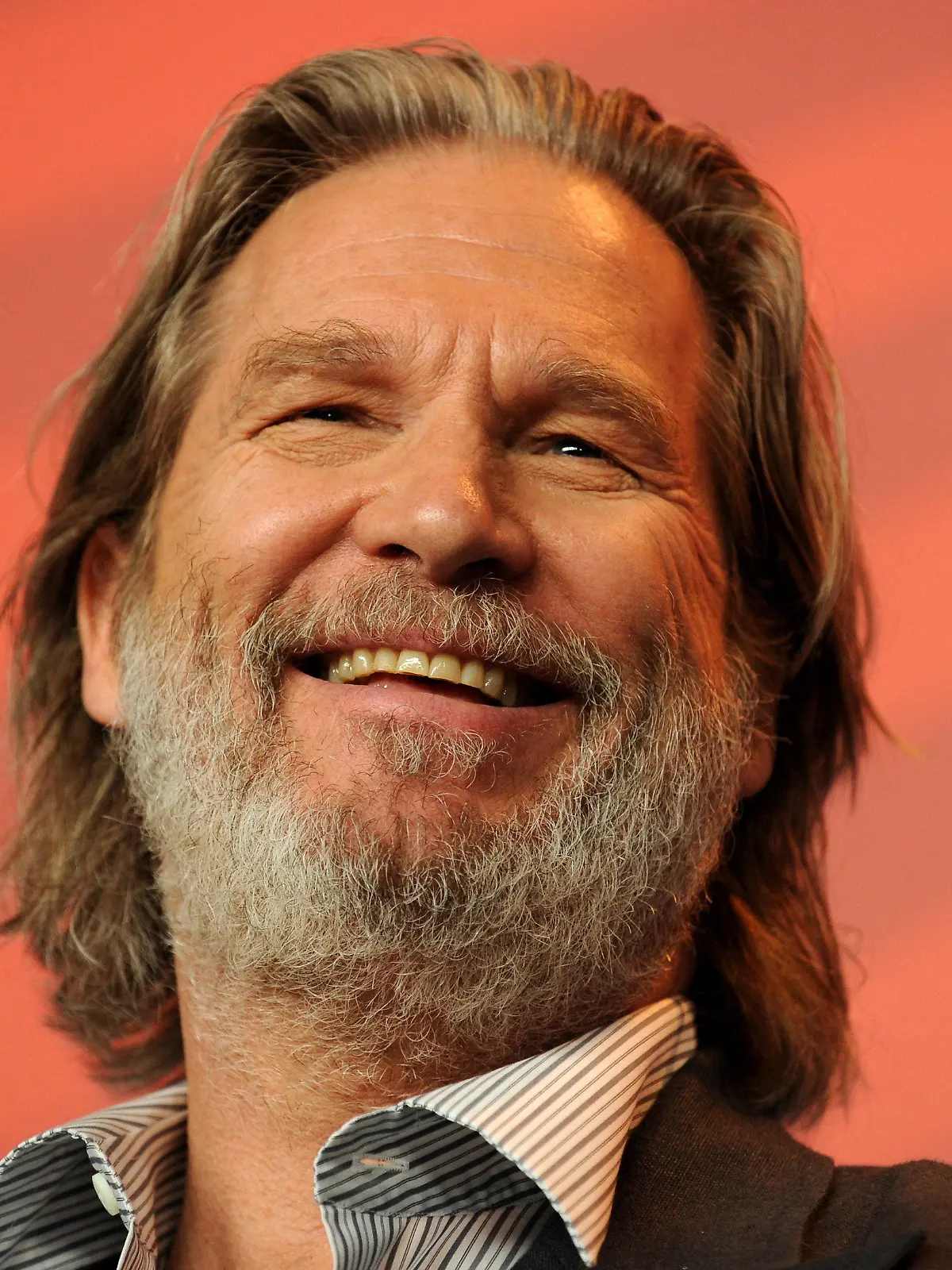 ARCHIV - Für Oscar-Preisträger Jeff Bridges (Foto vom 10.02.2011) ist Glück eine Frage des Wollens. «Wenn wir uns nicht dafür entscheiden, jetzt glücklich zu sein, werden wir es niemals sein», sagte der Schauspieler («Crazy Heart») dem Nachrichtenmagazin «Focus». Foto: Tim Brakemeier/dpa (zu dpa vom 04.05.2014) +++(c) dpa - Bildfunk+++