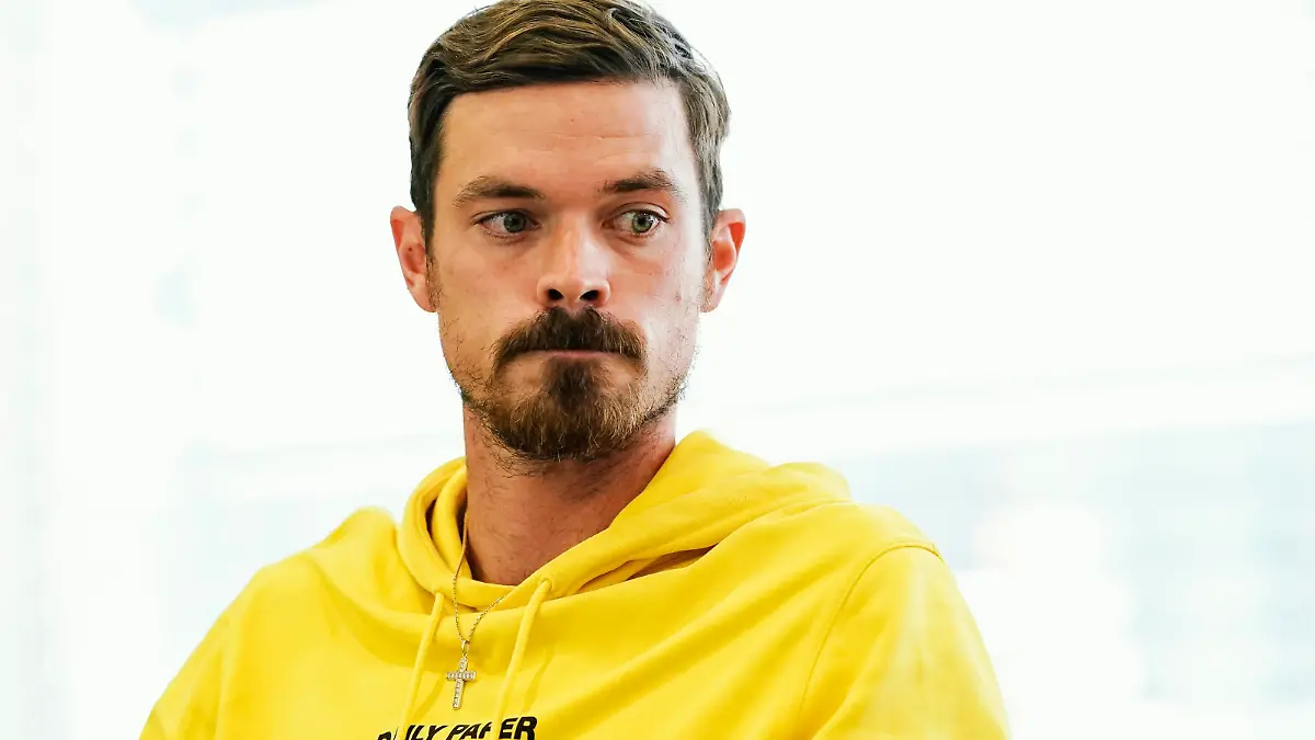 Fußball: 3. Liga, DFB, Sportgericht, Verhandlung zu den Rassismus-Vorwürfen. Saarbrückens Spieler Dennis Erdmann sitzt im Verhandlungssaal. Abwehrakteur Erdmann soll in der Drittliga-Partie vom 25. August zwei Spieler des Gegners 1. FC Magdeburg rassistisch beleidigt haben. Erdmann und Saarbrücken bestreiten die Vorwürfe.