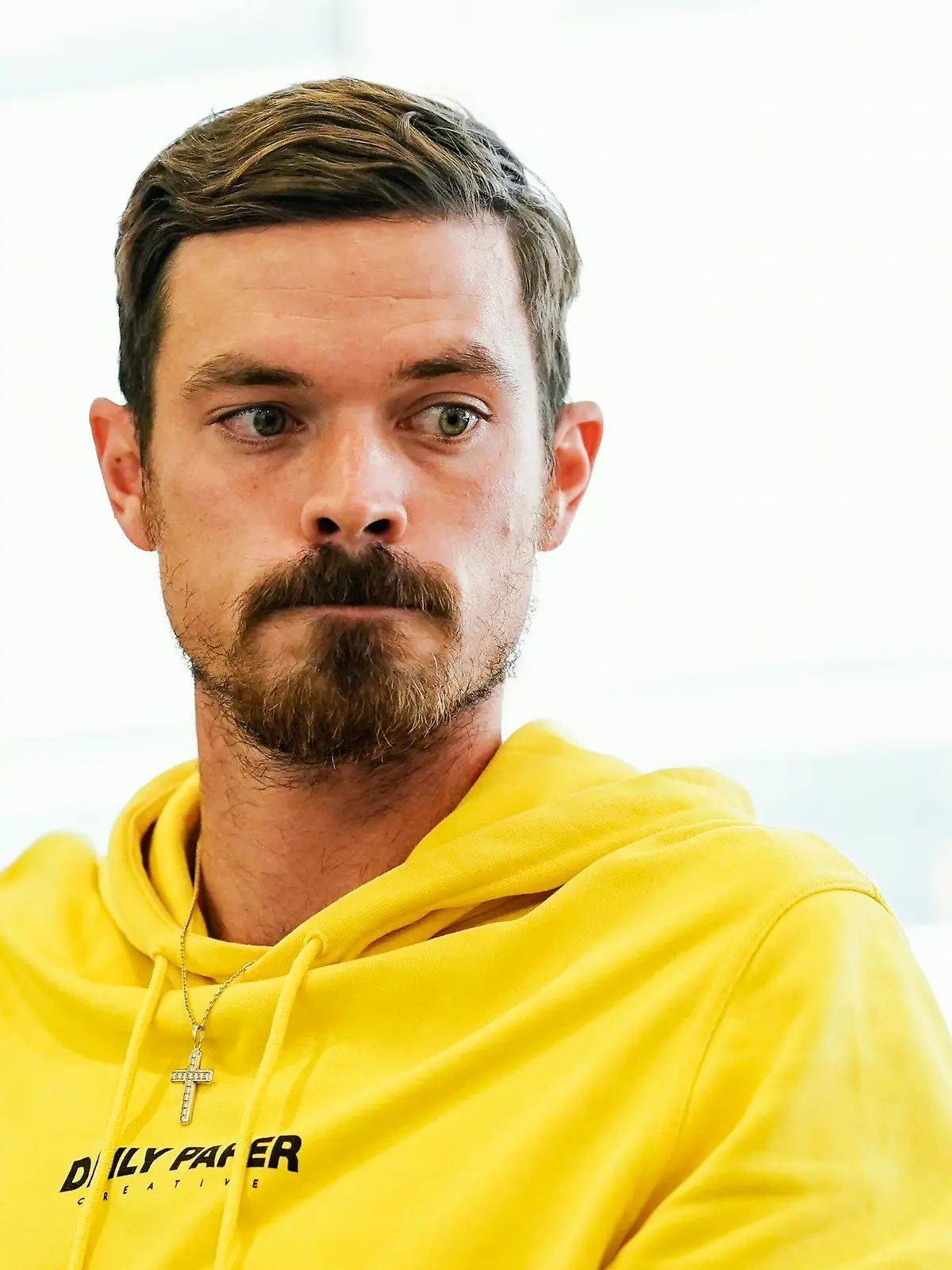 Fußball: 3. Liga, DFB, Sportgericht, Verhandlung zu den Rassismus-Vorwürfen. Saarbrückens Spieler Dennis Erdmann sitzt im Verhandlungssaal. Abwehrakteur Erdmann soll in der Drittliga-Partie vom 25. August zwei Spieler des Gegners 1. FC Magdeburg rassistisch beleidigt haben. Erdmann und Saarbrücken bestreiten die Vorwürfe.