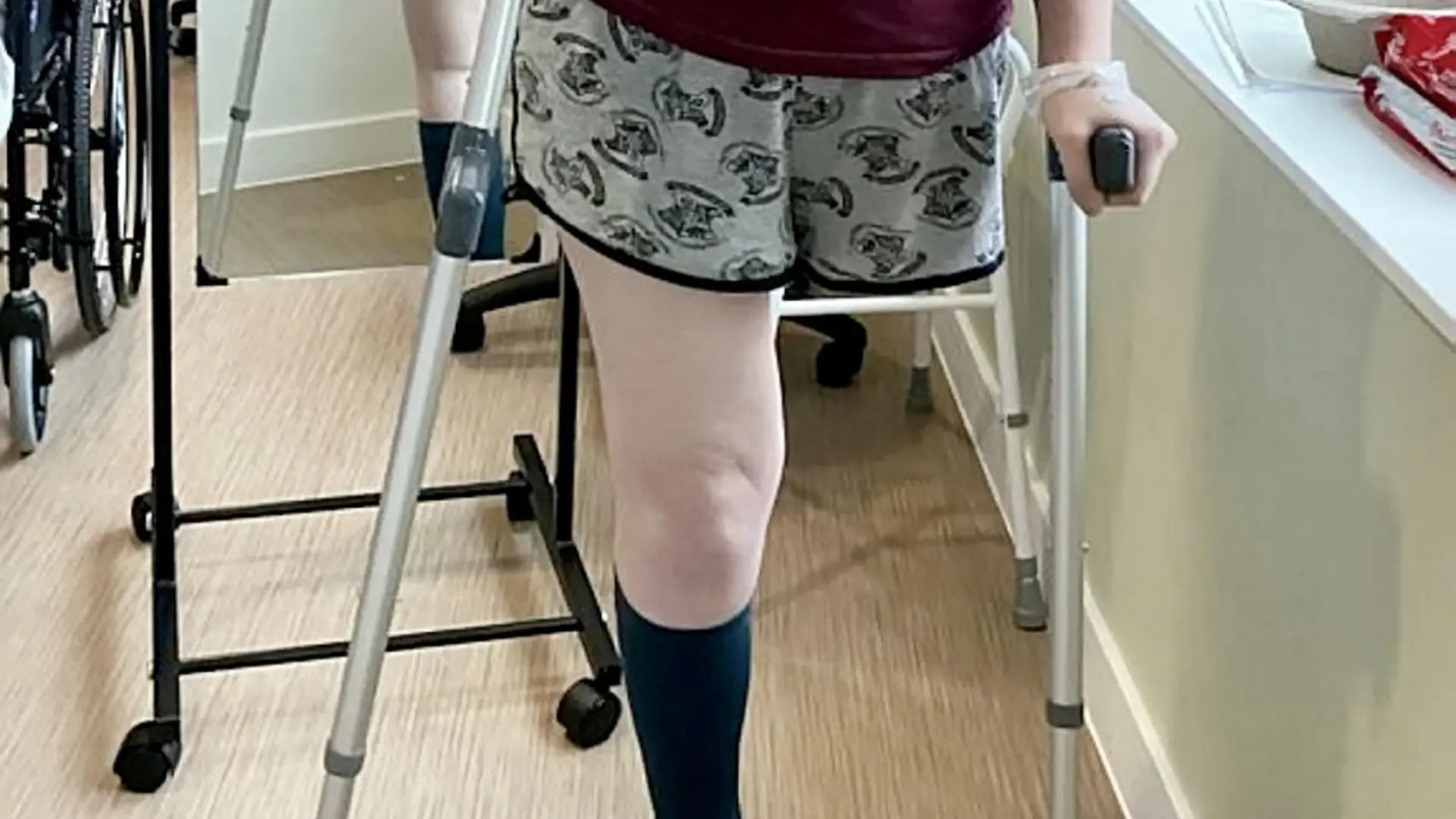 SONDERKONDITIONEN: Satzpreis!
**EMBARGOED UNTIL 14:00HRS, September 12, 2021**
A pregnant mum bravely chose to have her leg amputated to save her unborn baby when she was diagnosed with cancer. See SWNS story SWSYleg. Kathleen Osborne, 28, had no idea she was pregnant when she went for an MRI scan diagnosing cancer for the third time. She couldn't believe it when doctors found that she was also pregnant, leaving Kathleen with two options - abort her baby so she could start chemotherapy or have her leg amputated. Incredibly, it only took one night for Kathleen to make her life-changing decision and she had her entire right leg amputated at four months pregnant, eradicating the cancer and saving her baby's life. Daughter Aida-May was born healthy and happy eight weeks early via a c-section.