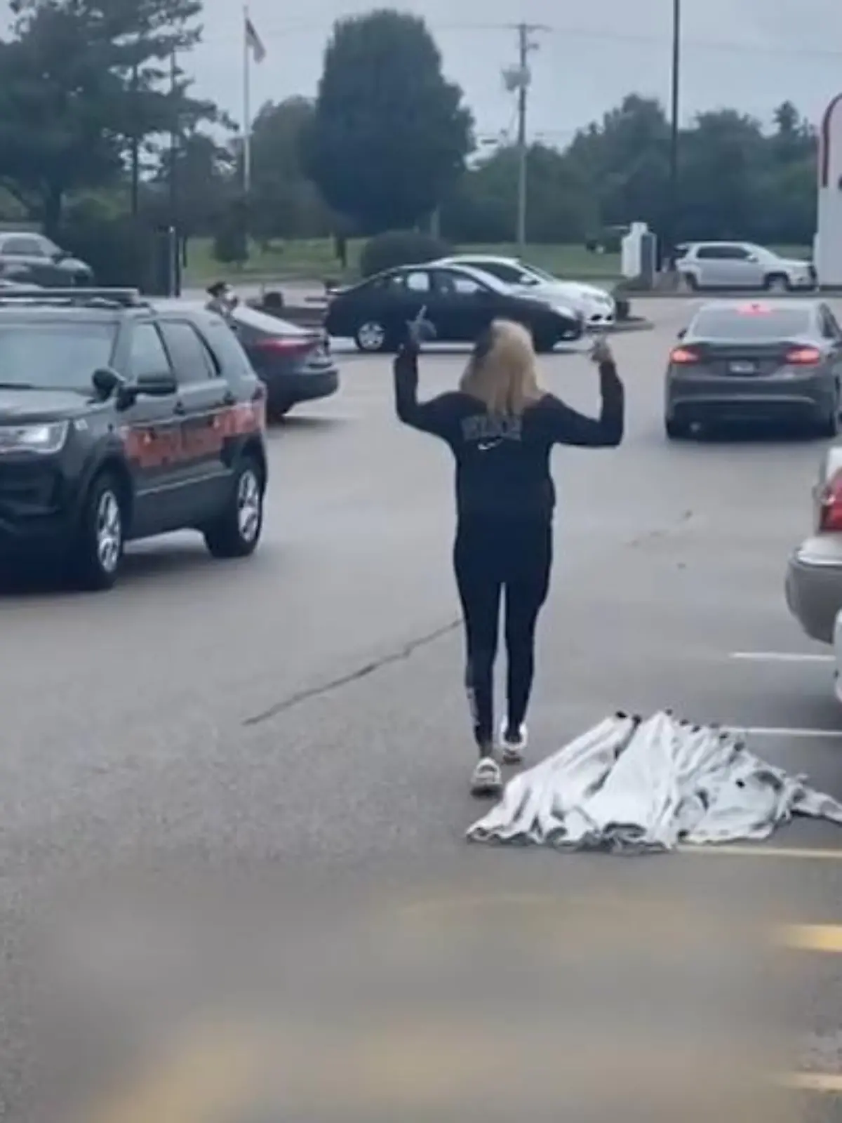 Das hatte sie sich sicher ganz anders vorgestellt: In den USA wurde eine Frau beim Versuch jede Menge Sportkleidung zu klauen offenbar von ihren Komplizinnen im Stich gelassen. Als die Diebin am Fluchtauto ankommt, sind die Türen verschlossen und das Auto braust davon. Die Frau versucht noch, Reißaus zu nehmen, doch weit kommt sie nicht. Kurz darauf wird sie von der Polizei in Handschellen abgeführt.
