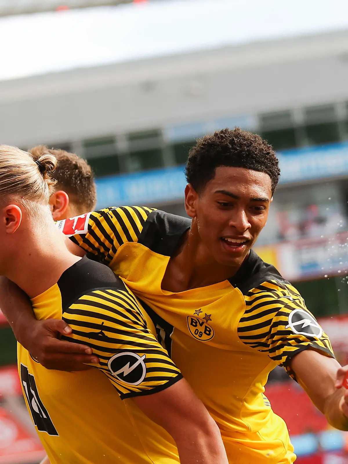 11.09.2021, Nordrhein-Westfalen, Leverkusen: Fußball: Bundesliga, Bayer Leverkusen - Borussia Dortmund, 4. Spieltag, BayArena. Dortmunds Erling Haaland bejubelt sein Tor zum 4:3. Foto: Rolf Vennenbernd/dpa - WICHTIGER HINWEIS: Gemäß den Vorgaben der DFL Deutsche Fußball Liga bzw. des DFB Deutscher Fußball-Bund ist es untersagt, in dem Stadion und/oder vom Spiel angefertigte Fotoaufnahmen in Form von Sequenzbildern und/oder videoähnlichen Fotostrecken zu verwerten bzw. verwerten zu lassen. +++ dpa-Bildfunk +++