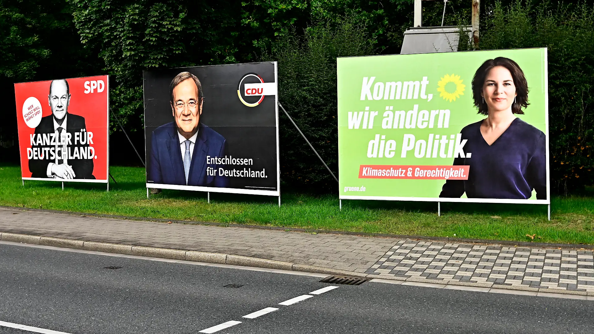 Bundestagswahl 2021,die Parteien werben nicht nur im Internet oder Talksshows um Stimmen der Wähler,sondern auch mit Wahlplakaten der großen Parteien,CDU,SPD,FDP,Die Grünen,wie hier im Bundesland Nordrhein-Westfalen  NRW .Zu sehen sind die Spitzenpolitiker Olaf Schulz,Armin Laschet,Christian Lindner,Annalena Baerbock und Robert Habeck,neue Wahlplakate,von Olaf Scholz  SPD ,Armin Laschet  CDU  und Annalena Baerbock  Grüne ,fotografiert am 13.09.2021.  *** Bundestag election 2021, the parties advertise not only on the Internet or talk shows for votes of the voters, but also with election posters of the major parties, CDU, SPD, FDP, The Greens, as here in the state of North Rhine-Westphalia NRW To see the top politicians Olaf Schu 