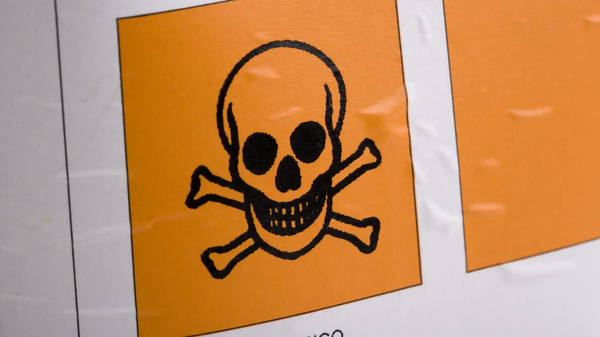 Gifthinweis auf einem Kanister, Toxic warning sign on a canister | Verwendung weltweit, Keine Weitergabe an Wiederverkäufer.