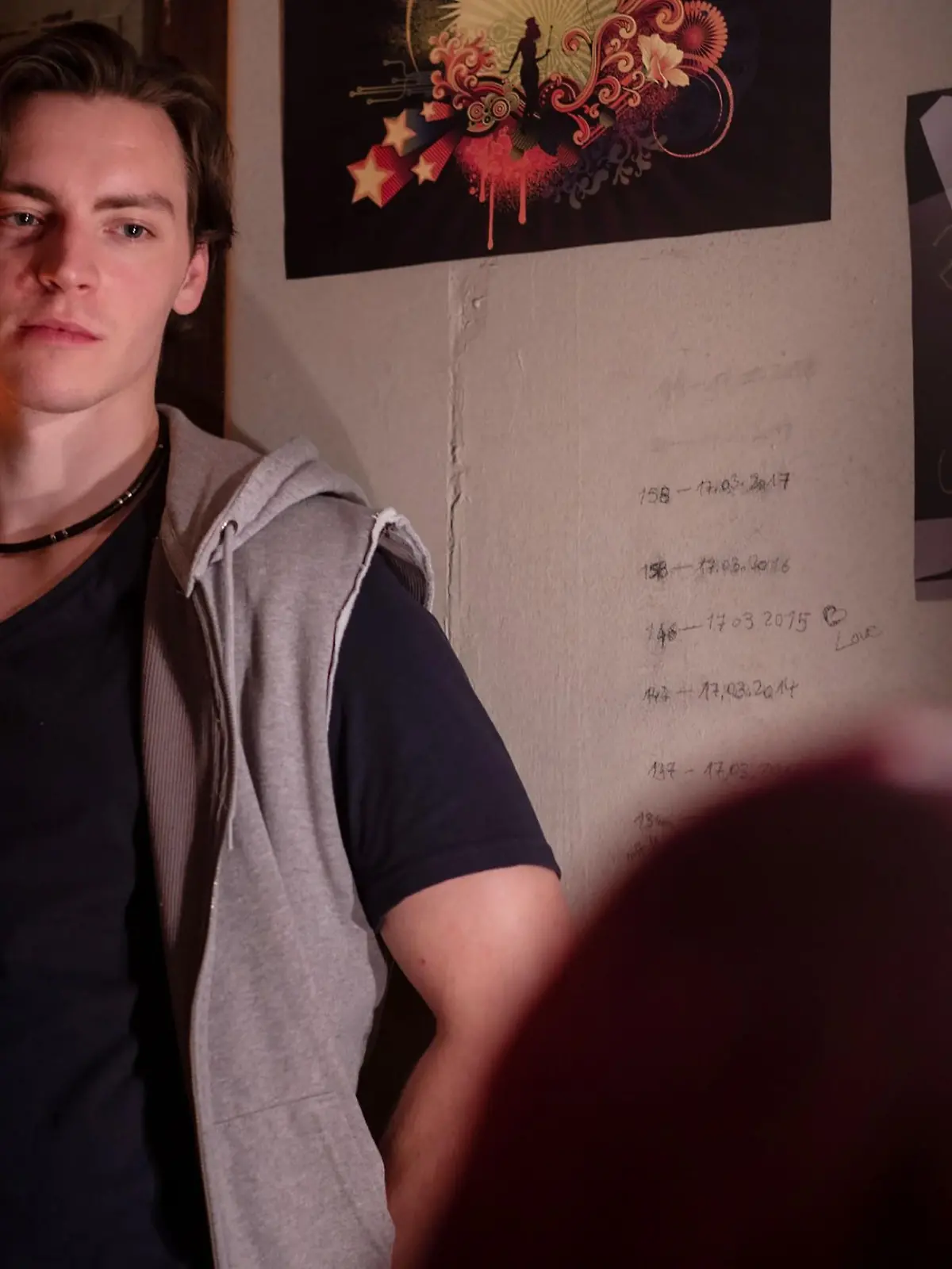 Yannik (Maximilian Schneider) lässt Maditas Standpauke über sich ergehen.

Die Verwendung des sendungsbezogenen Materials ist nur mit dem Hinweis und Verlinkung auf TVNOW gestattet.