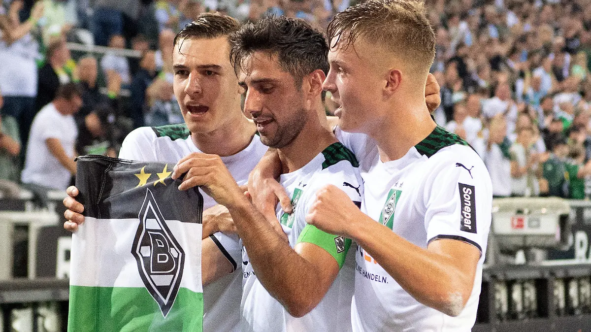 12.09.2021, Nordrhein-Westfalen, Mönchengladbach: Fußball: Bundesliga, Borussia Mönchengladbach - Arminia Bielefeld, 4. Spieltag, Stadion im Borussia-Park. Mönchengladbachs Florian Neuhaus (l-r), Lars Stindl und Luca Netz feiern das 1:0. Foto: Federico Gambarini/dpa - WICHTIGER HINWEIS: Gemäß den Vorgaben der DFL Deutsche Fußball Liga bzw. des DFB Deutscher Fußball-Bund ist es untersagt, in dem Stadion und/oder vom Spiel angefertigte Fotoaufnahmen in Form von Sequenzbildern und/oder videoähnlichen Fotostrecken zu verwerten bzw. verwerten zu lassen. +++ dpa-Bildfunk +++