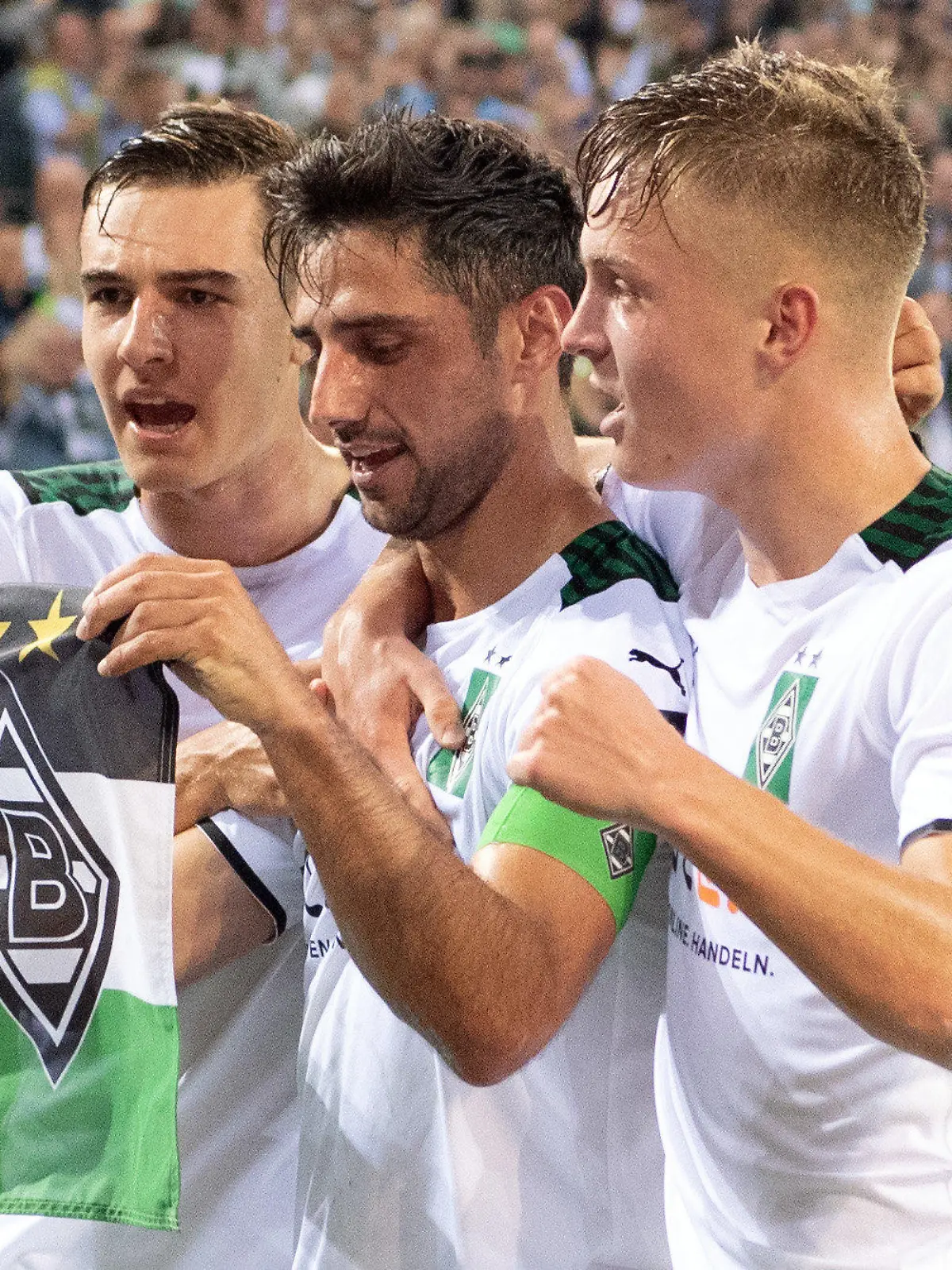 12.09.2021, Nordrhein-Westfalen, Mönchengladbach: Fußball: Bundesliga, Borussia Mönchengladbach - Arminia Bielefeld, 4. Spieltag, Stadion im Borussia-Park. Mönchengladbachs Florian Neuhaus (l-r), Lars Stindl und Luca Netz feiern das 1:0. Foto: Federico Gambarini/dpa - WICHTIGER HINWEIS: Gemäß den Vorgaben der DFL Deutsche Fußball Liga bzw. des DFB Deutscher Fußball-Bund ist es untersagt, in dem Stadion und/oder vom Spiel angefertigte Fotoaufnahmen in Form von Sequenzbildern und/oder videoähnlichen Fotostrecken zu verwerten bzw. verwerten zu lassen. +++ dpa-Bildfunk +++