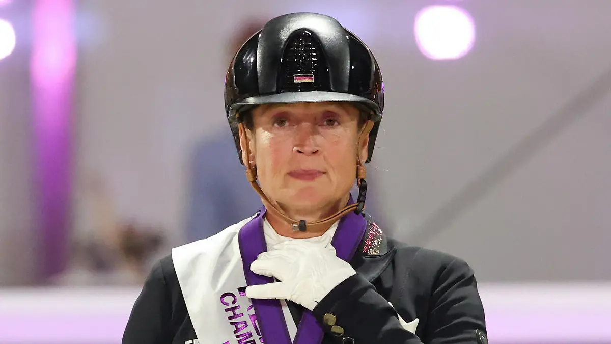 09.09.2021, Niedersachsen, Hagen A.T.W.: Pferdesport: Europameisterschaft, Dressur. Dressurreiterin Isabell Werth (Deutschland) freut sich über ihre Silbermedaille. Foto: Friso Gentsch/dpa +++ dpa-Bildfunk +++