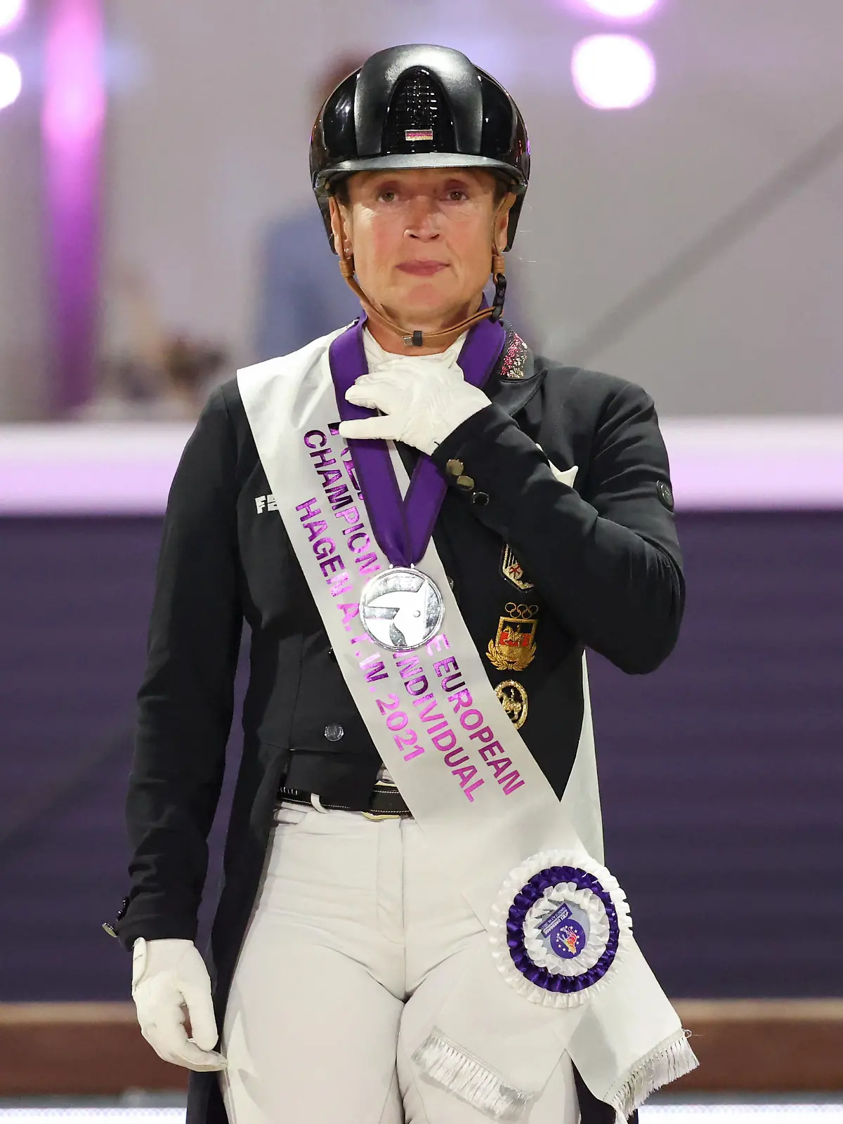 09.09.2021, Niedersachsen, Hagen A.T.W.: Pferdesport: Europameisterschaft, Dressur. Dressurreiterin Isabell Werth (Deutschland) freut sich über ihre Silbermedaille. Foto: Friso Gentsch/dpa +++ dpa-Bildfunk +++