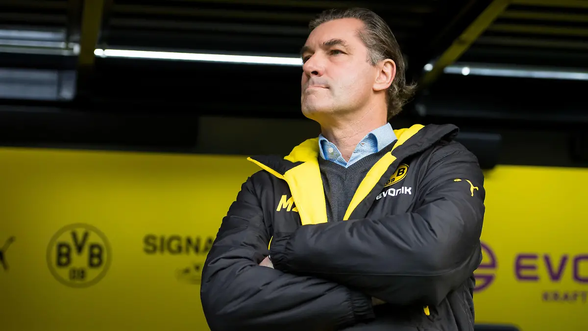 Fußball: Bundesliga, Borussia Dortmund - SC Freiburg, 20. Spieltag am 27.01.2018 im Signal Iduna Park, Dortmund (Nordrhein-Westfalen). Dortmunds Sportdirektor Michael Zorc steht vor dem Spiel nachdenklich vor der Trainerbank. (Wichtiger Hinweis: Aufgrund der Akkreditierungsbestimmungen der DFL ist die Publikation und Weiterverwertung im Internet und in Online-Medien während des Spiels auf insgesamt fünfzehn Bilder pro Spiel begrenzt.) Foto: Guido Kirchner/dpa +++ dpa-Bildfunk +++