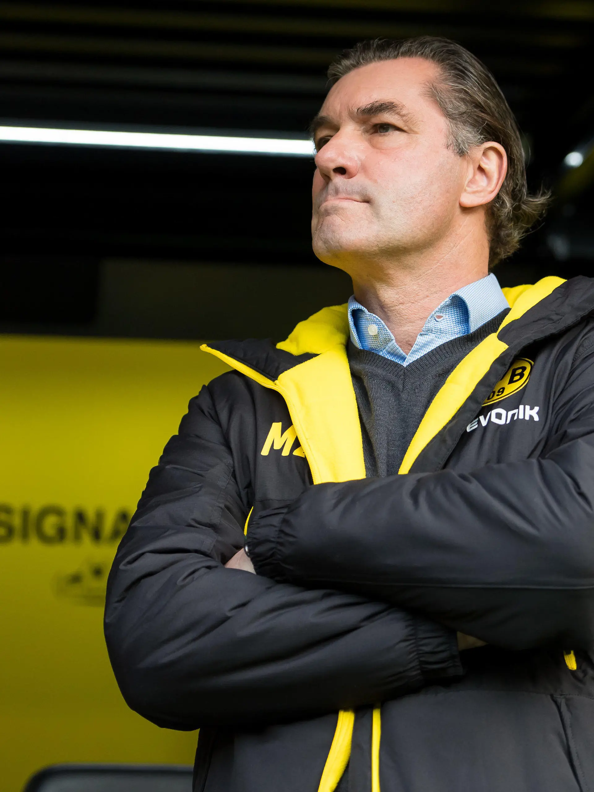 Fußball: Bundesliga, Borussia Dortmund - SC Freiburg, 20. Spieltag am 27.01.2018 im Signal Iduna Park, Dortmund (Nordrhein-Westfalen). Dortmunds Sportdirektor Michael Zorc steht vor dem Spiel nachdenklich vor der Trainerbank. (Wichtiger Hinweis: Aufgrund der Akkreditierungsbestimmungen der DFL ist die Publikation und Weiterverwertung im Internet und in Online-Medien während des Spiels auf insgesamt fünfzehn Bilder pro Spiel begrenzt.) Foto: Guido Kirchner/dpa +++ dpa-Bildfunk +++