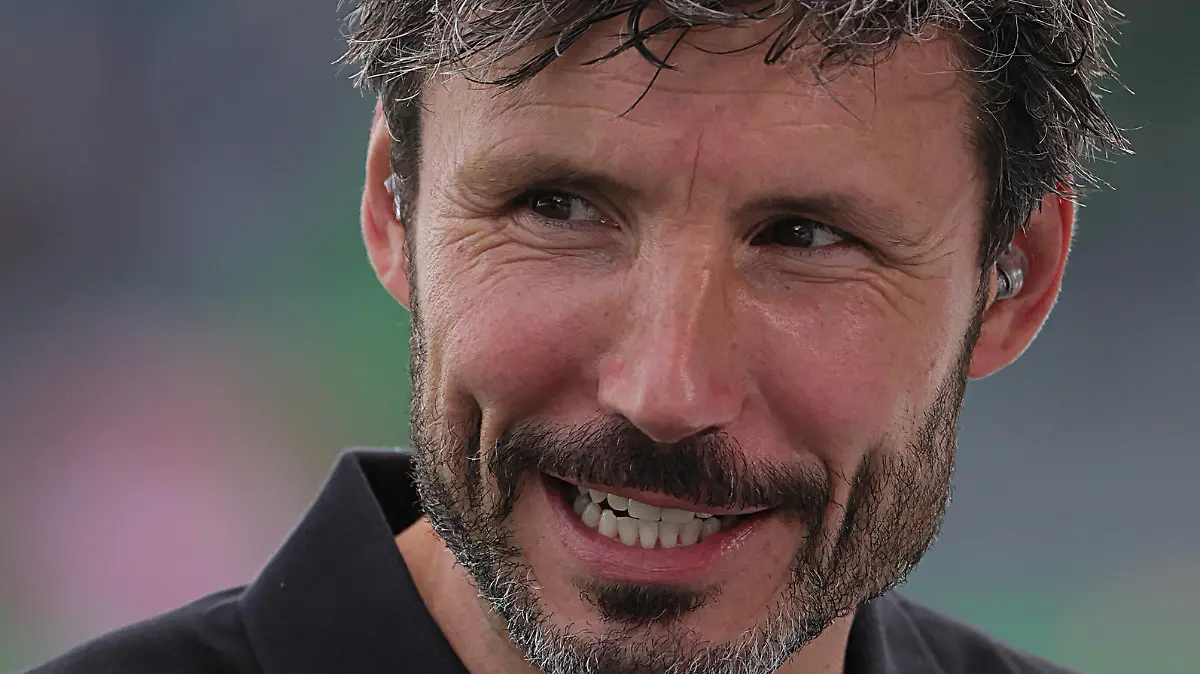11.09.2021, 1. Bundesliga, Greuther Fuerth vs VfL Wolfsburg, Fussball, im Bild: Mark van Bommel VfL Wolfsburg *** 11 09 2021, 1 Bundesliga, Greuther Fuerth vs VfL Wolfsburg, football, sports, in picture Mark van Bommel VfL Wolfsburg 