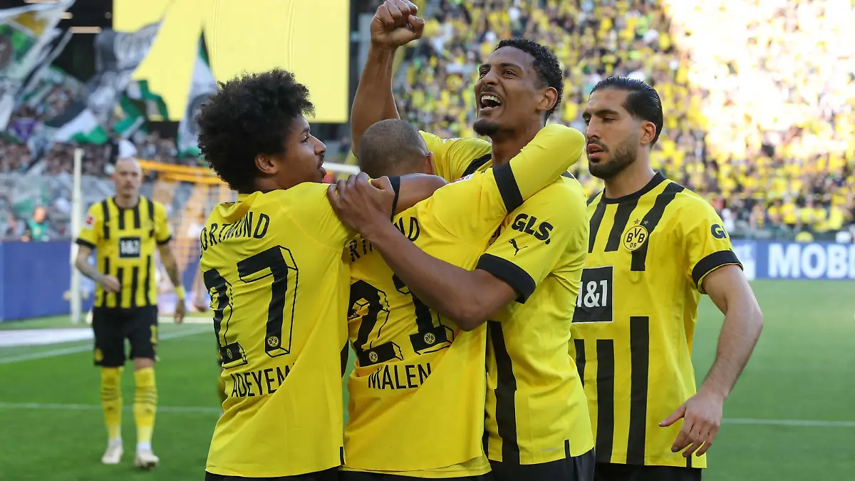 1. BL - Borussia Dortmund - Borussia Mönchengladbach am 13.05.2023 im Signal Iduna Park in Dortmund Jubel, Torjubel, Torschuetze, Torschütze Donyell Malen Dortmund 21 jubelt nach seinem Tor zum 1 zu 0 mit Karim Adeyemi Dortmund 27 , Sebastien Haller Dortmund 9 und Emre Can Dortmund 23 *** 1 BL Borussia Dortmund Borussia Mönchengladbach on 13 05 2023 at Signal Iduna Park in Dortmund cheers, goal celebrations, goal scorer Donyell Malen Dortmund 21 cheers after his goal to 1 to 0 with Karim Adeyemi Dortmund 27 , Sebastien Haller Dortmund 9 and Emre Can Dortmund 23 MH