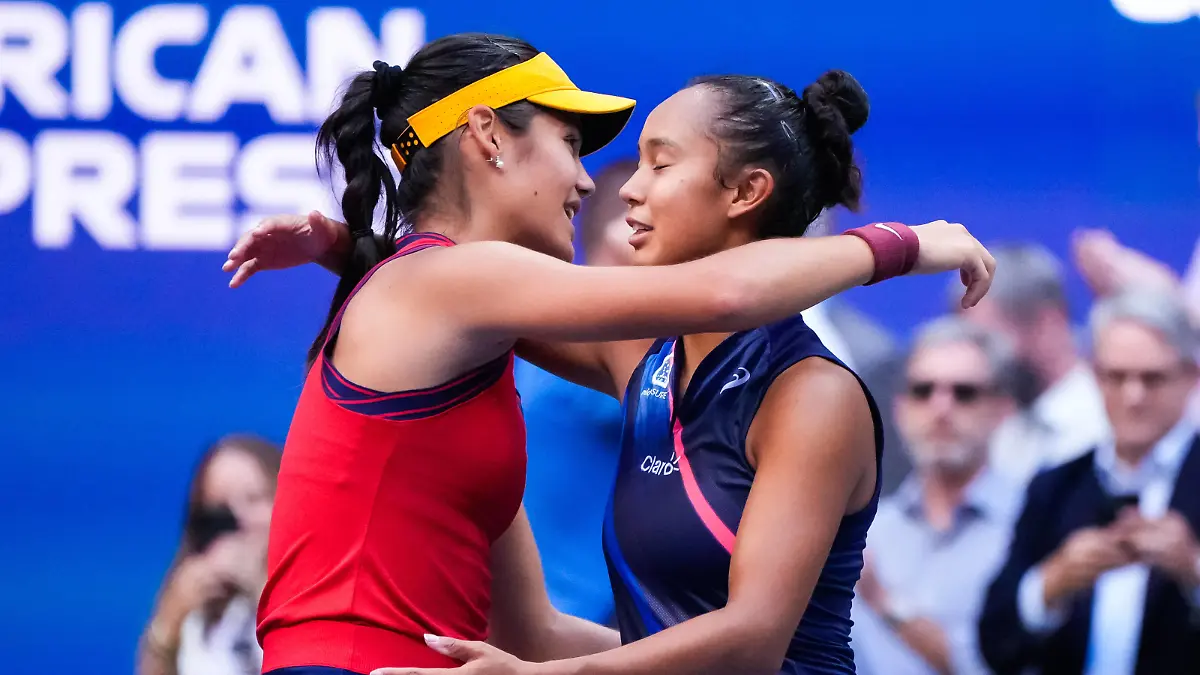 Celebrating her win in straight sets, Emma Raducanu of Great Britain, left, hugs Leylah Fernandez of Canada after the Women s Final in Arthur Ashe Stadium at the 2021 US Open Tennis Championships at the USTA Billie Jean King National Tennis Center on Saturday, September 11, 2021 in New York City. Raducanu is the first qualifier to win the U.S. Open. PUBLICATIONxINxGERxSUIxAUTxHUNxONLY NYP20210911824 COREYxSIPKIN