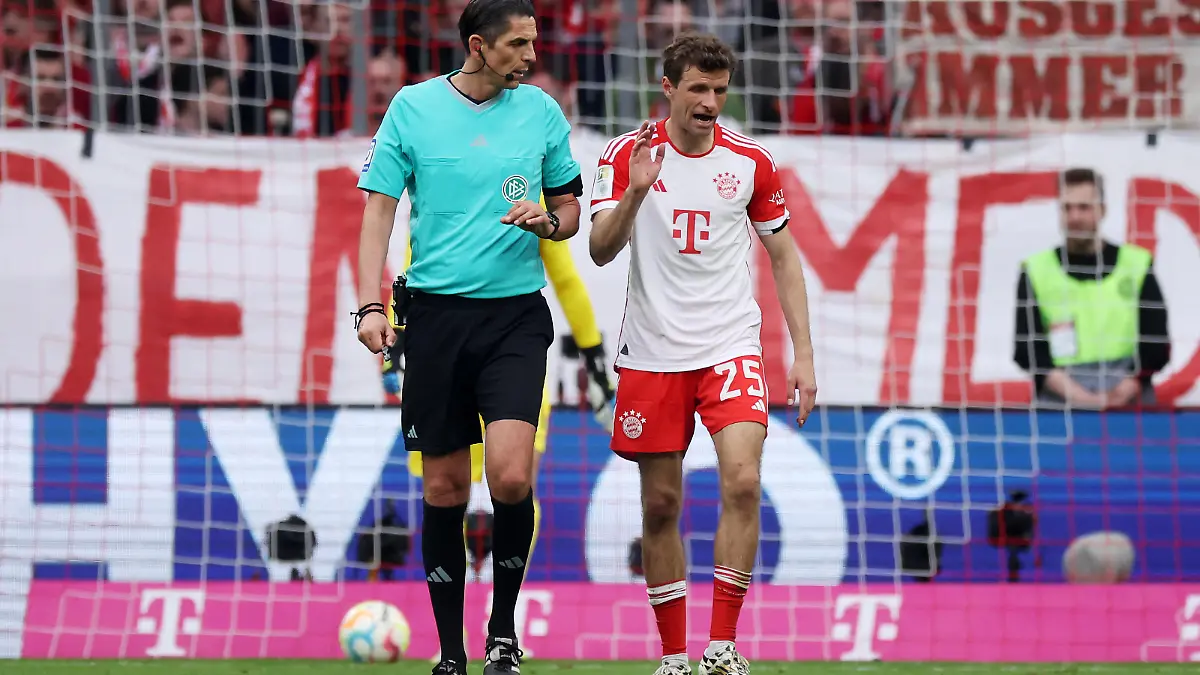 MUNICH, GERMANY - MAY 20: Thomas Mueller of FC Bayern Munich speaks with Match Referee Deniz Aytekin during the Bundesliga match between FC Bayern München and RB Leipzig at Allianz Arena on May 20, 2023 in Munich, Germany. (Photo by Alex Grimm/Getty Images)
