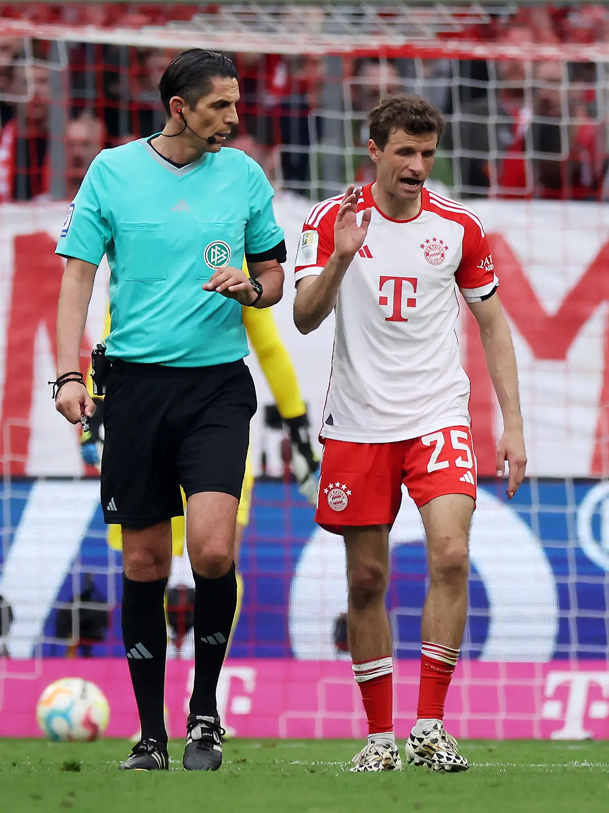 MUNICH, GERMANY - MAY 20: Thomas Mueller of FC Bayern Munich speaks with Match Referee Deniz Aytekin during the Bundesliga match between FC Bayern München and RB Leipzig at Allianz Arena on May 20, 2023 in Munich, Germany. (Photo by Alex Grimm/Getty Images)