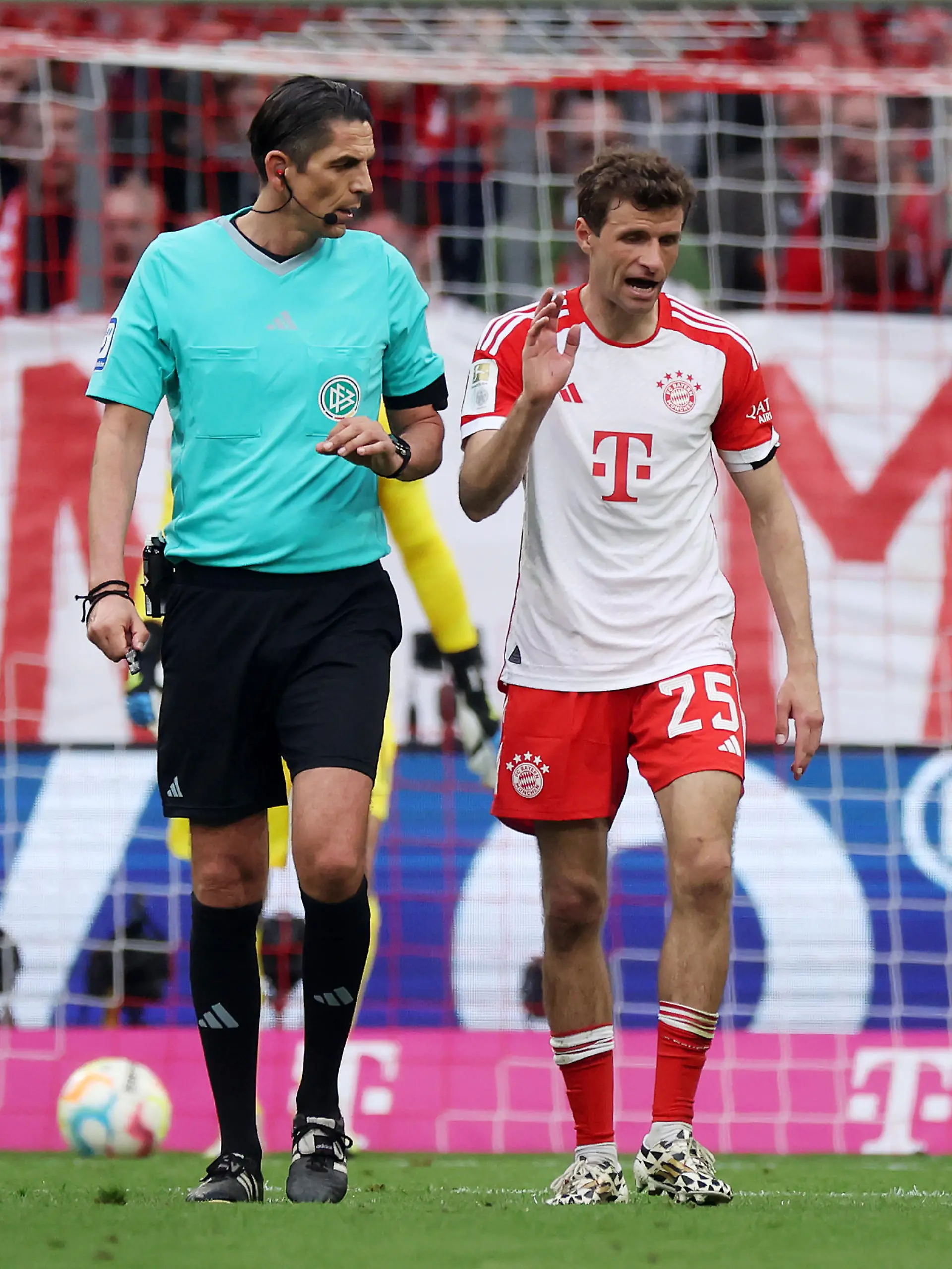 MUNICH, GERMANY - MAY 20: Thomas Mueller of FC Bayern Munich speaks with Match Referee Deniz Aytekin during the Bundesliga match between FC Bayern München and RB Leipzig at Allianz Arena on May 20, 2023 in Munich, Germany. (Photo by Alex Grimm/Getty Images)