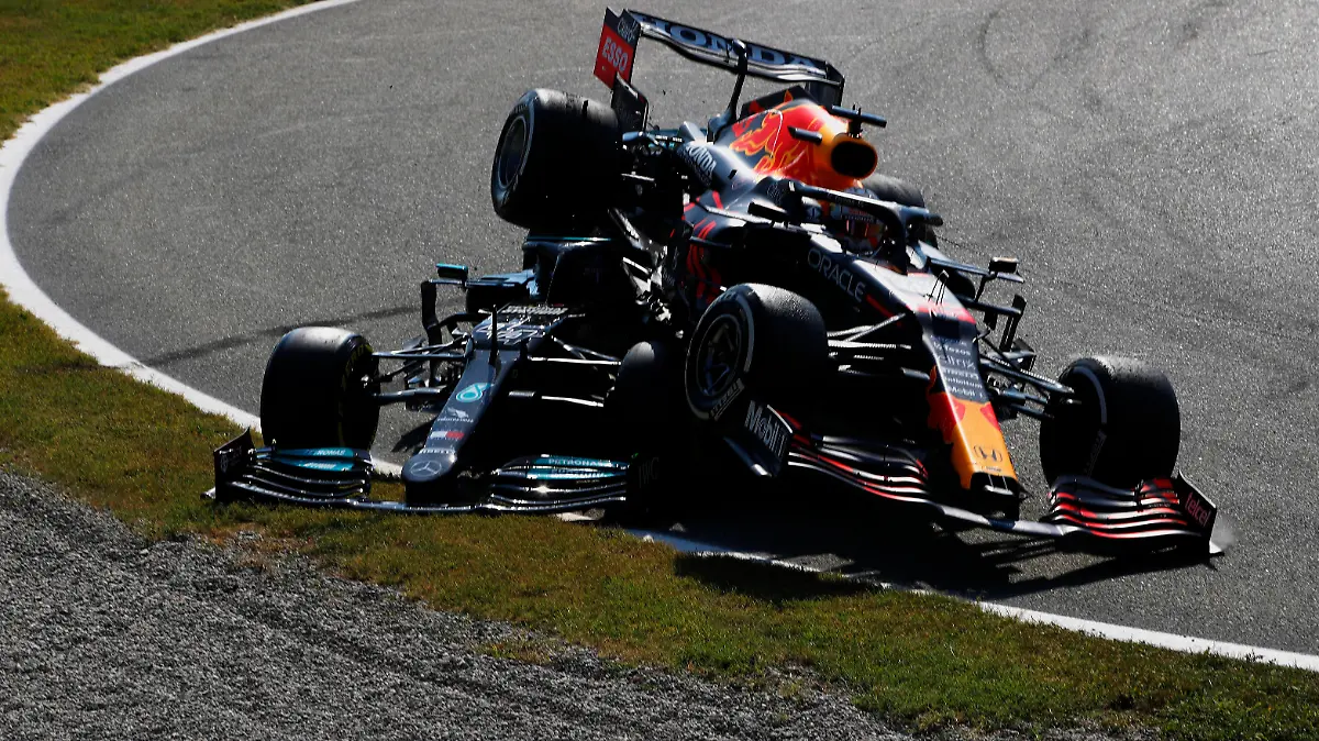 Formula 1 2021: Italian GP AUTODROMO NAZIONALE MONZA, ITALY - SEPTEMBER 12: Sir Lewis Hamilton, Mercedes W12, and Max Verstappen, Red Bull Racing RB16B, crash out of the race during the Italian GP at Autodromo Nazionale Monza on Sunday September 12, 2021 in Monza, Italy. Photo by Zak Mauger / LAT Images Images PUBLICATIONxINxGERxSUIxAUTxHUNxONLY GP2114_133947_56I1609