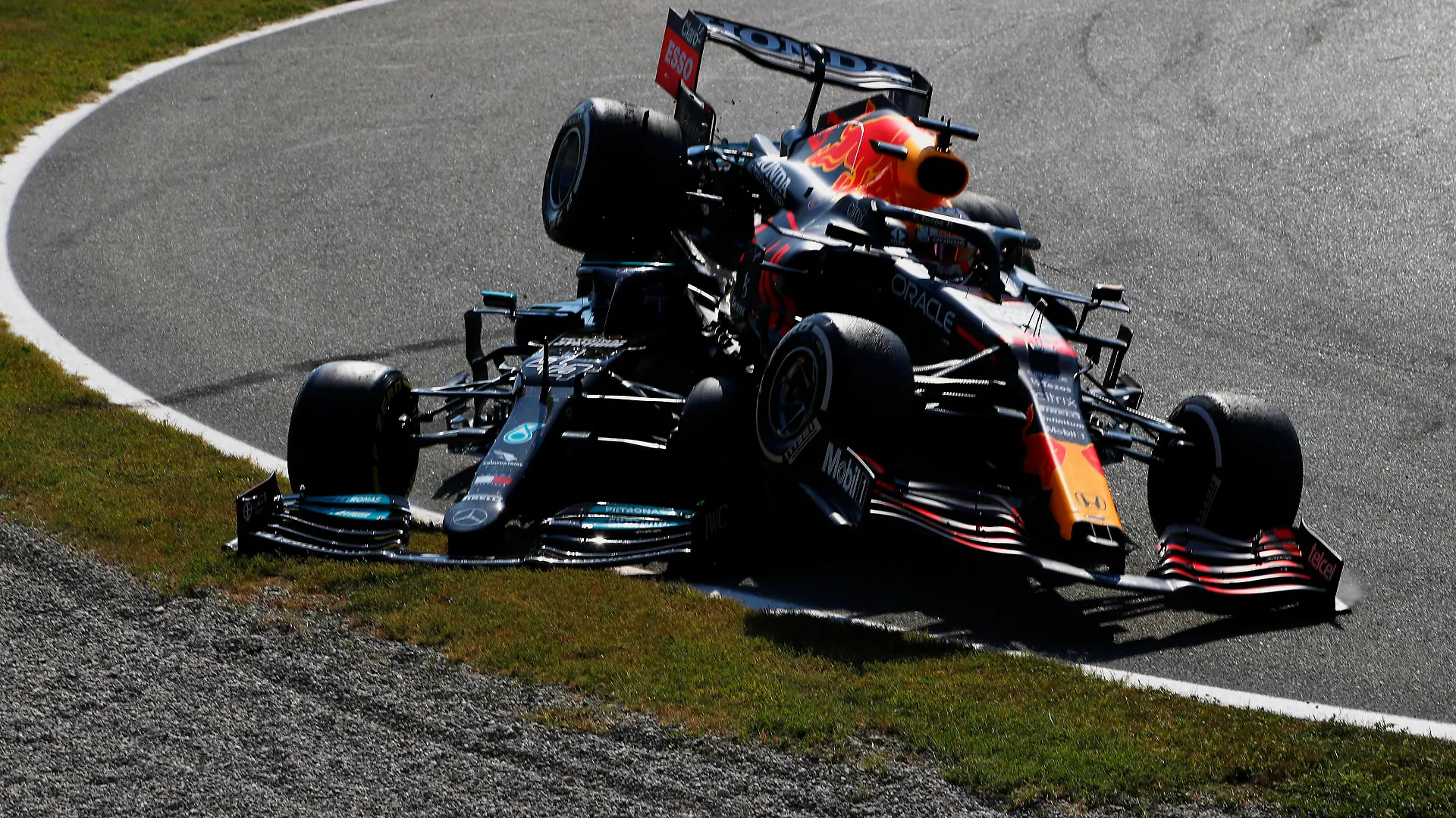 Formula 1 2021: Italian GP AUTODROMO NAZIONALE MONZA, ITALY - SEPTEMBER 12: Sir Lewis Hamilton, Mercedes W12, and Max Verstappen, Red Bull Racing RB16B, crash out of the race during the Italian GP at Autodromo Nazionale Monza on Sunday September 12, 2021 in Monza, Italy. Photo by Zak Mauger / LAT Images Images PUBLICATIONxINxGERxSUIxAUTxHUNxONLY GP2114_133947_56I1609