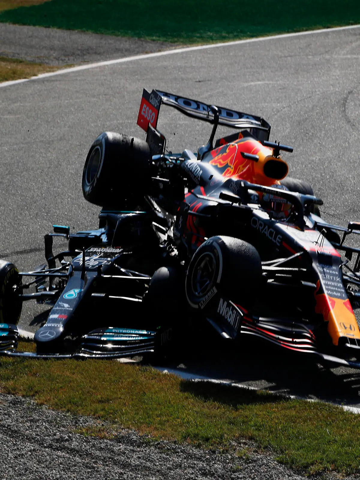  Formula 1 2021: Italian GP AUTODROMO NAZIONALE MONZA, ITALY - SEPTEMBER 12: Sir Lewis Hamilton, Mercedes W12, and Max Verstappen, Red Bull Racing RB16B, crash out of the race during the Italian GP at Autodromo Nazionale Monza on Sunday September 12, 2021 in Monza, Italy. Photo by Zak Mauger / LAT Images Images PUBLICATIONxINxGERxSUIxAUTxHUNxONLY GP2114_133947_56I1609