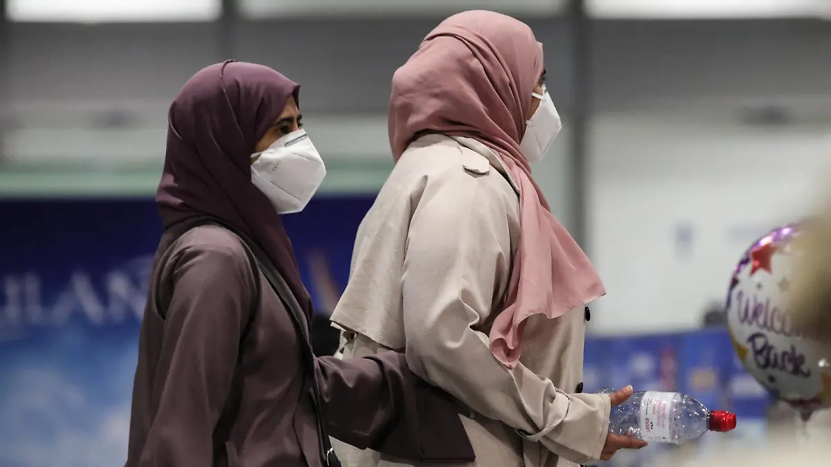 Hessen, Ankunft von Geflüchteten aus Afghanistan in Frankfurt 210820 -- FRANKFURT, Aug. 20, 2021 -- Passengers of a flight of Lufthansa bringing evacuees from Afghanistan arrive at Frankfurt International Airport, in Frankfurt, Germany, Aug. 20, 2021. Photo by /Xinhua GERMANY-FRANKFURT-AFGHANISTAN-EVACUEES ArmandoxBabani PUBLICATIONxNOTxINxCHN