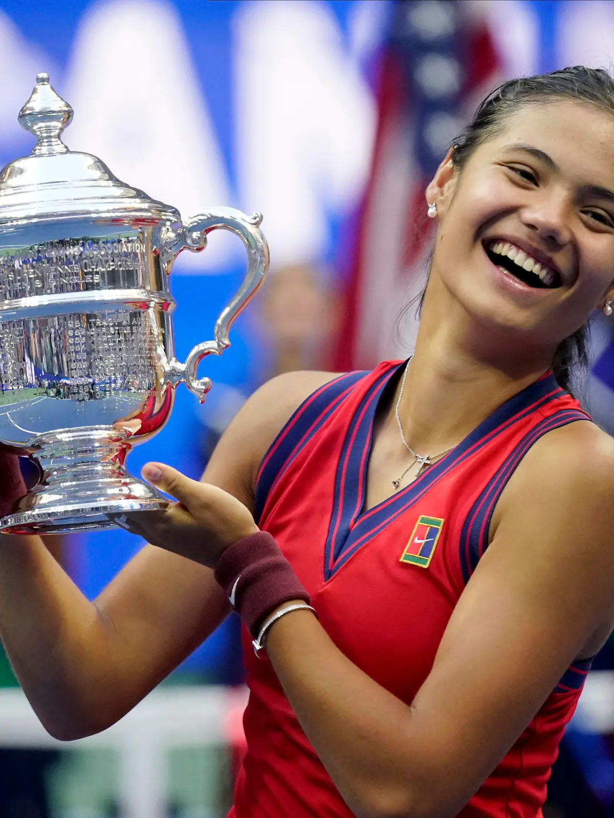 dpatopbilder - 11.09.2021, USA, New York: Tennis: Grand Slam/WTA-Tour - US Open, Finale, Raducanu (Großbritannien) - Fernandez (Kanada): Die Britin Emma Raducanu hält die US-Open-Trophäe hoch. Foto: Seth Wenig/AP/dpa +++ dpa-Bildfunk +++