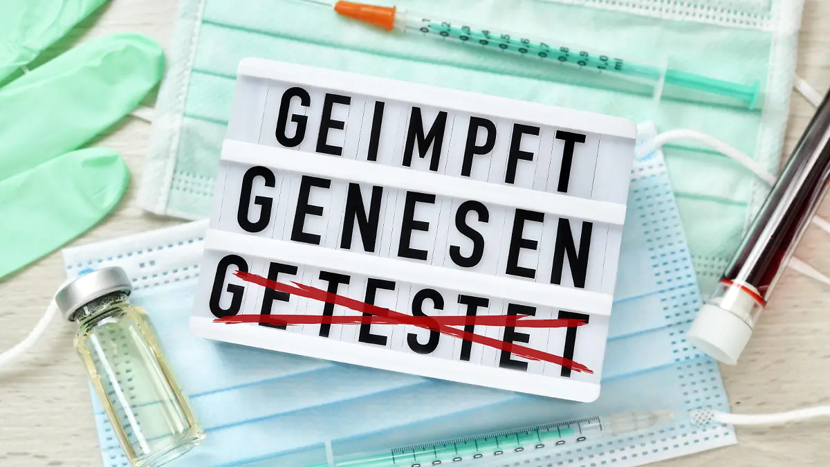  FOTOMONTAGE, Schild mit Aufschrift geimpft, genesen und durchgestrichenem Schriftzug getestet auf Schutzmasken mit Impfstoff und Impfspritzen, Symbolfoto 2G-Regel *** PHOTOMONTAGE, sign with inscription vaccinated, recovered and crossed out lettering tested on protective masks with vaccine and vaccination syringes, symbol photo 2G rule