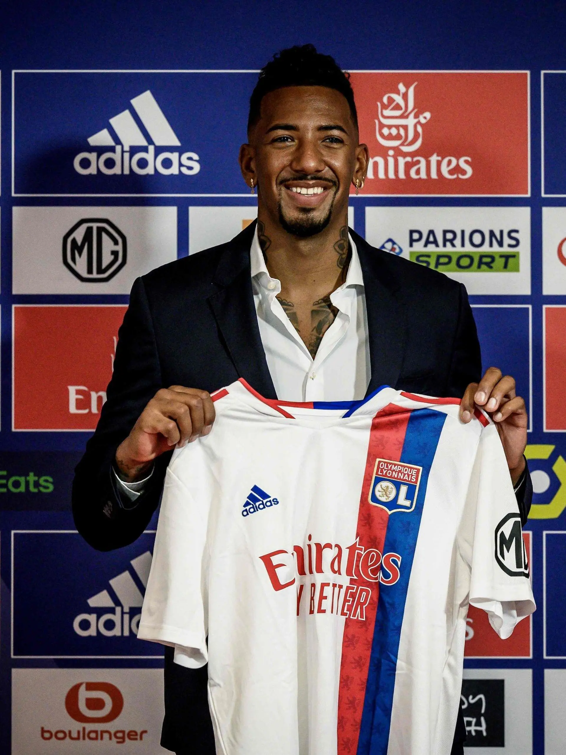 ARCHIV - 01.09.2021, Lyon: Fußball: Jerome Boateng, deutscher Fußballspieler, steht mit seinem Trikot nach seiner offiziellen Vorstellung im Groupama-Stadion. Der frühere deutsche Fußball-Nationalspieler Jerome Boateng spielt zukünftig bei Olympique Lyon. Kurz vor seinem 33. Geburtstag unterschrieb der Weltmeister von 2014 bei dem französischen Erstligisten einen Zweijahresvertrag. (Zu dpa "Jerome Boateng vor möglichem Debüt für Lyon") Foto: Jeff Pachoud/AFP/dpa +++ dpa-Bildfunk +++