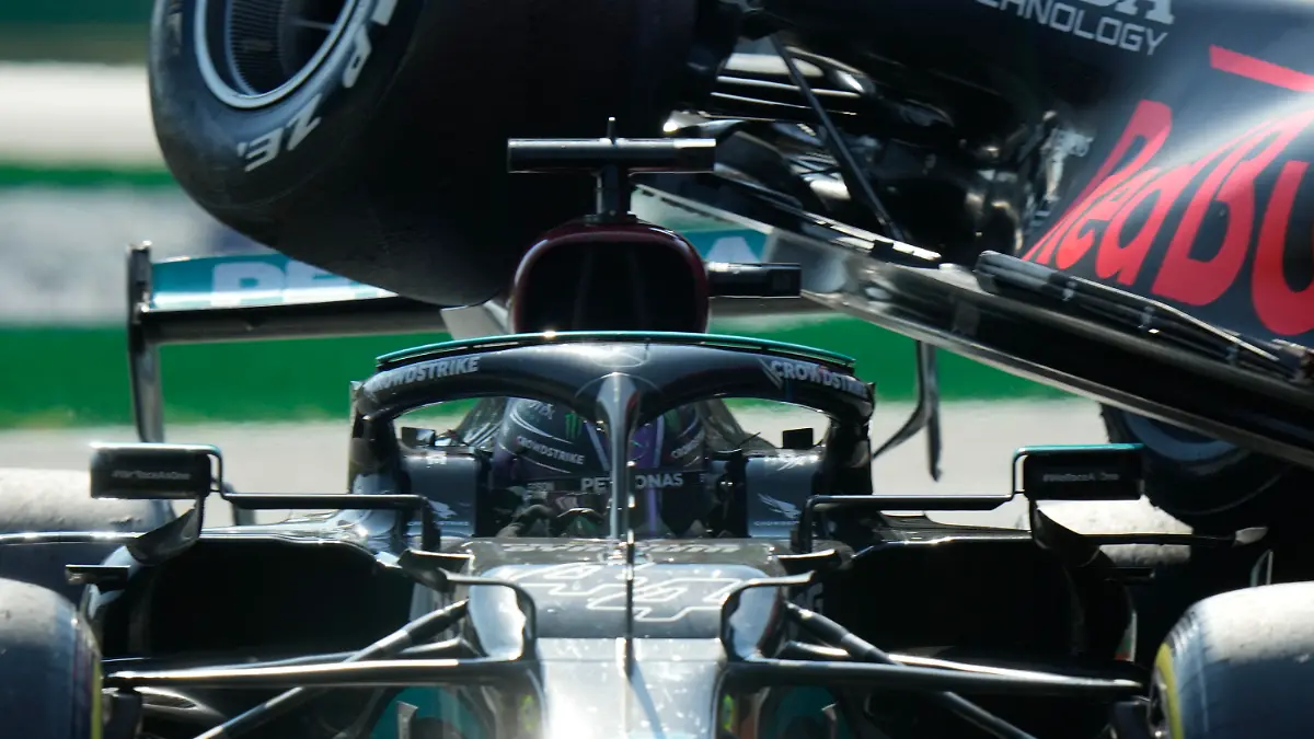 12.09.2021, Italien, Monza: Motorsport: Formel-1-Weltmeisterschaft, Grand Prix von Italien, Rennen: Lewis Hamilton (l) aus Großbritannien vom Team Mercedes und Max Verstappen aus den Niederlanden vom Team Red Bull Racing kollidieren mit ihren Autos. Foto: Luca Bruno/AP/dpa +++ dpa-Bildfunk +++