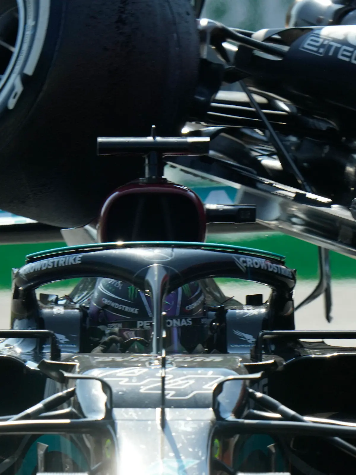 12.09.2021, Italien, Monza: Motorsport: Formel-1-Weltmeisterschaft, Grand Prix von Italien, Rennen: Lewis Hamilton (l) aus Großbritannien vom Team Mercedes und Max Verstappen aus den Niederlanden vom Team Red Bull Racing kollidieren mit ihren Autos. Foto: Luca Bruno/AP/dpa +++ dpa-Bildfunk +++