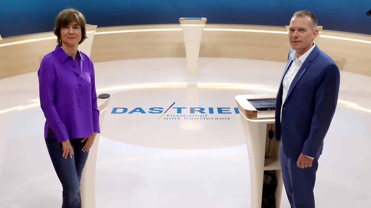 10.09.2021, Berlin: Die Moderatoren Maybrit Illner (ZDF) und Oliver Köhr (ARD) stehen zu Beginn einer Pressekonferenz vor dem TV-Triell der Kanzlerkandidaten bei ARD und ZDF bei einem Fototermin im Studio Berlin Adlershof. Foto: Wolfgang Kumm/dpa +++ dpa-Bildfunk +++