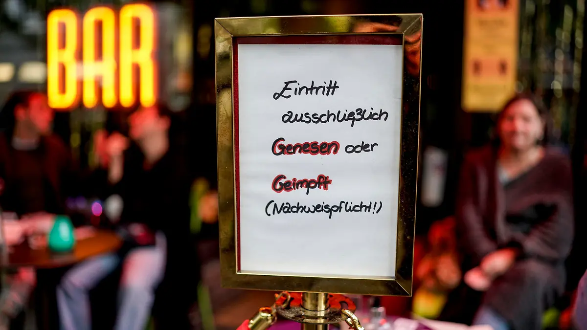 28.08.2021, Hamburg: Vor einer Bar im Hamburger Stadtteil St. Georg steht ein Hinweisschild, welches auf den Einlass nach der 2G-Regel hinweist. Die in Hamburg eingeführte 2G-Regel besagt, dass nur noch Geimpfte und Genesene die jeweiligen Betriebe betreten dürfen. Foto: Axel Heimken/dpa +++ dpa-Bildfunk +++