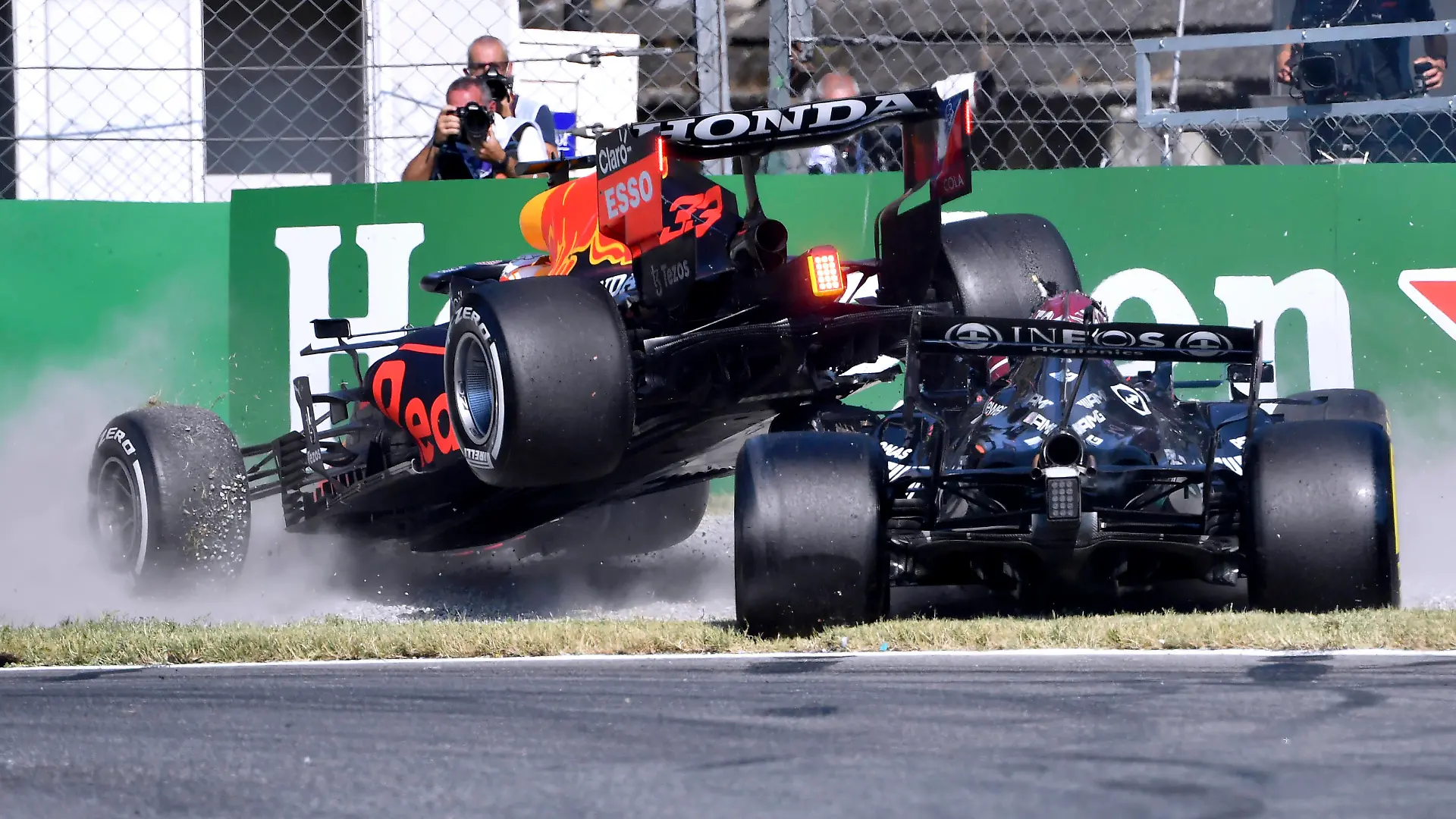 VERSTAPPEN Max F1 Team Red Bull Racing beim Crash mit HAMILTON Lewis Team Mercedes AMG F1 Formel one GP von Italien 2021 am 12. September 2021 in Monza *** VERSTAPPEN Max F1 Team Red Bull Racing in crash with HAMILTON Lewis Team Mercedes AMG F1 Formula one GP of Italy 2021 at Monza on 12 September 2021