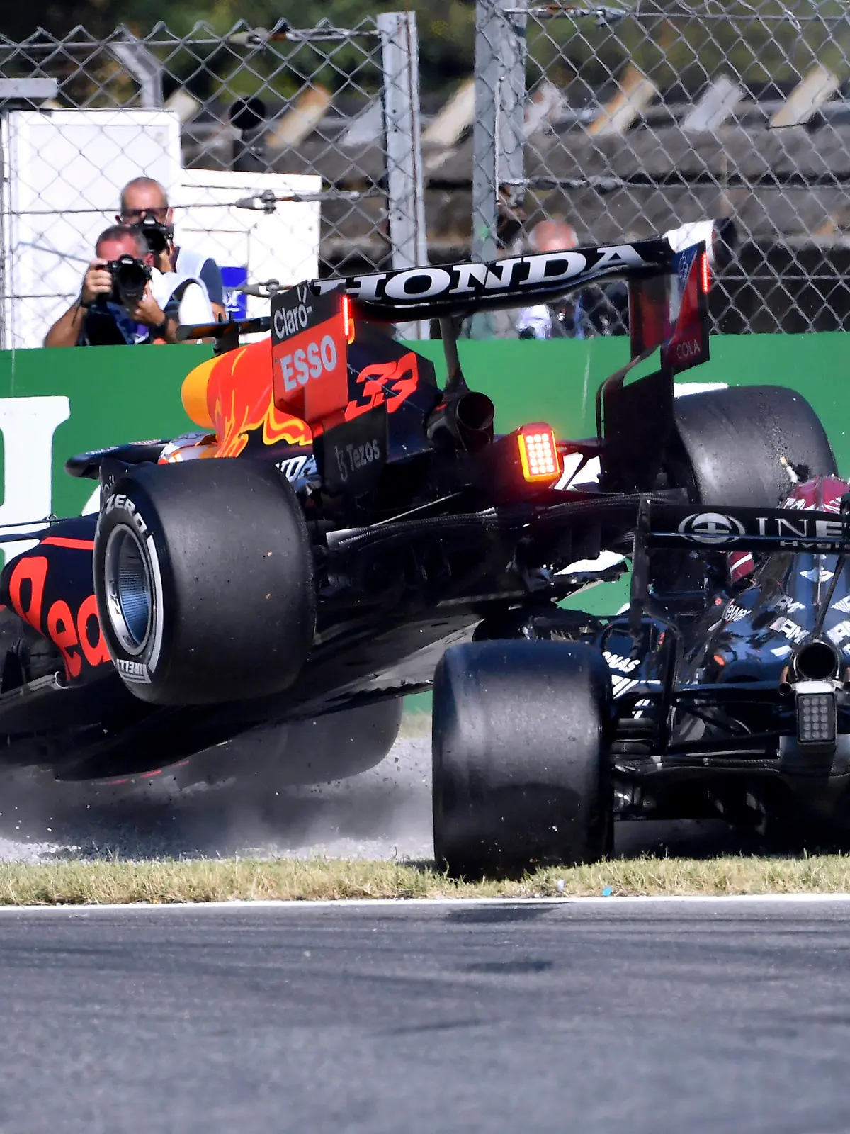  VERSTAPPEN Max F1 Team Red Bull Racing beim Crash mit HAMILTON Lewis Team Mercedes AMG F1 Formel one GP von Italien 2021 am 12. September 2021 in Monza *** VERSTAPPEN Max F1 Team Red Bull Racing in crash with HAMILTON Lewis Team Mercedes AMG F1 Formula one GP of Italy 2021 at Monza on 12 September 2021