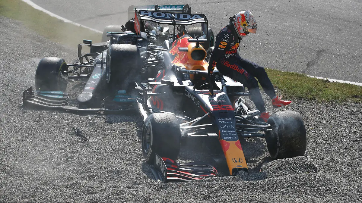 Formula 1 2021: Italian GP AUTODROMO NAZIONALE MONZA, ITALY - SEPTEMBER 12: Max Verstappen, Red Bull Racing, jumps out of his car after crashing out with Sir Lewis Hamilton, Mercedes W12 during the Italian GP at Autodromo Nazionale Monza on Sunday September 12, 2021 in Monza, Italy. Photo by Zak Mauger / LAT Images Images PUBLICATIONxINxGERxSUIxAUTxHUNxONLY GP2114_134034_56I1740