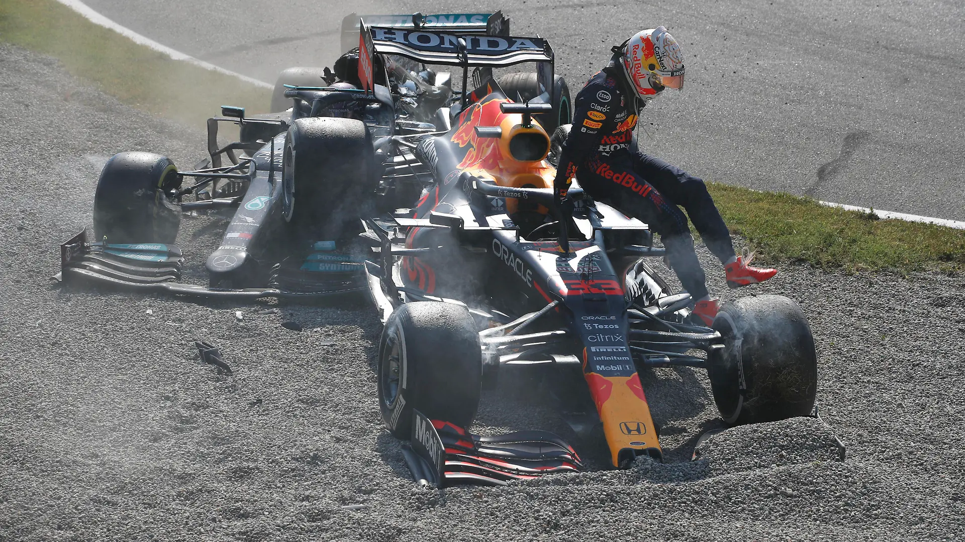 Formula 1 2021: Italian GP AUTODROMO NAZIONALE MONZA, ITALY - SEPTEMBER 12: Max Verstappen, Red Bull Racing, jumps out of his car after crashing out with Sir Lewis Hamilton, Mercedes W12 during the Italian GP at Autodromo Nazionale Monza on Sunday September 12, 2021 in Monza, Italy. Photo by Zak Mauger / LAT Images Images PUBLICATIONxINxGERxSUIxAUTxHUNxONLY GP2114_134034_56I1740