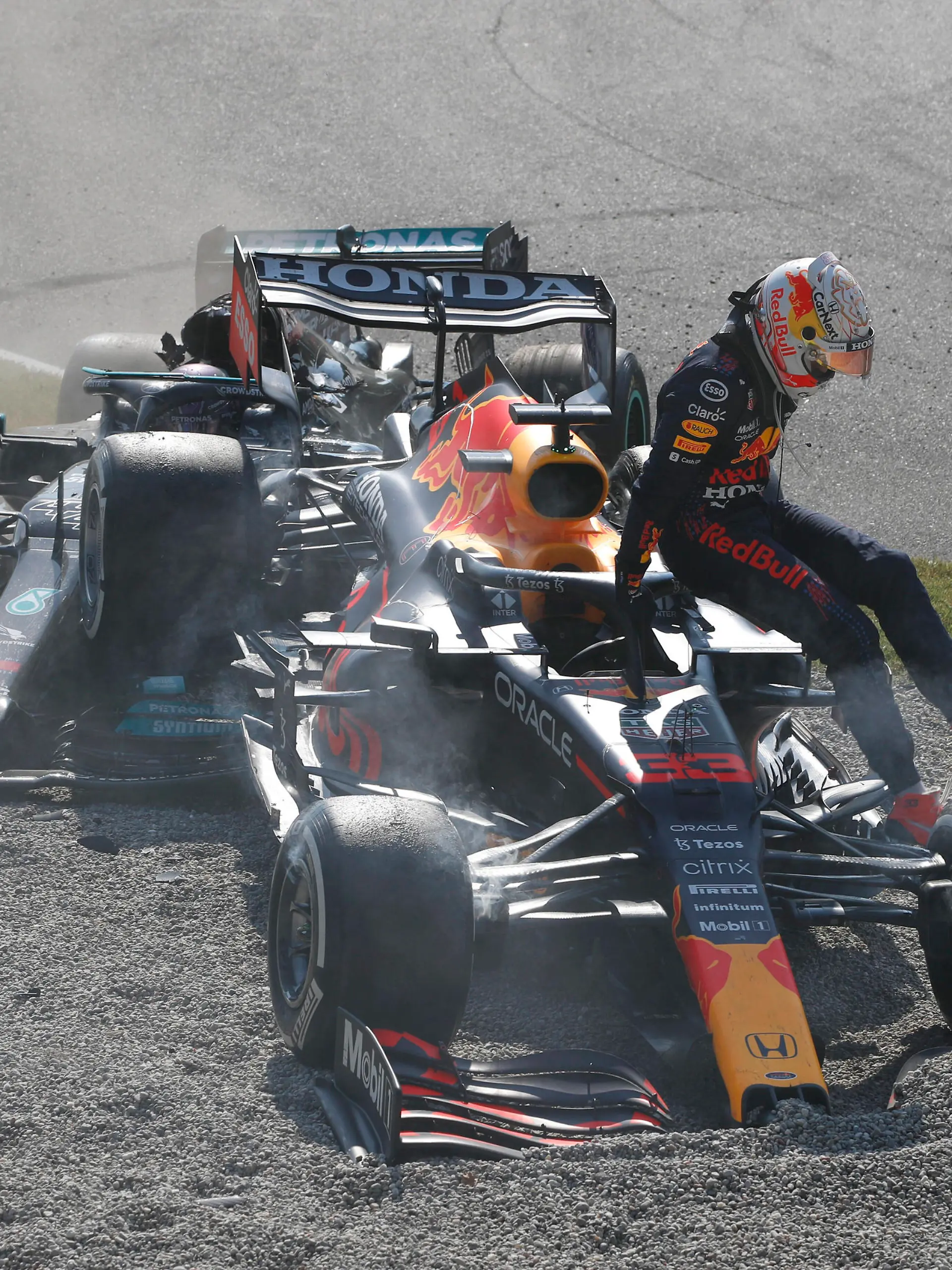  Formula 1 2021: Italian GP AUTODROMO NAZIONALE MONZA, ITALY - SEPTEMBER 12: Max Verstappen, Red Bull Racing, jumps out of his car after crashing out with Sir Lewis Hamilton, Mercedes W12 during the Italian GP at Autodromo Nazionale Monza on Sunday September 12, 2021 in Monza, Italy. Photo by Zak Mauger / LAT Images Images PUBLICATIONxINxGERxSUIxAUTxHUNxONLY GP2114_134034_56I1740