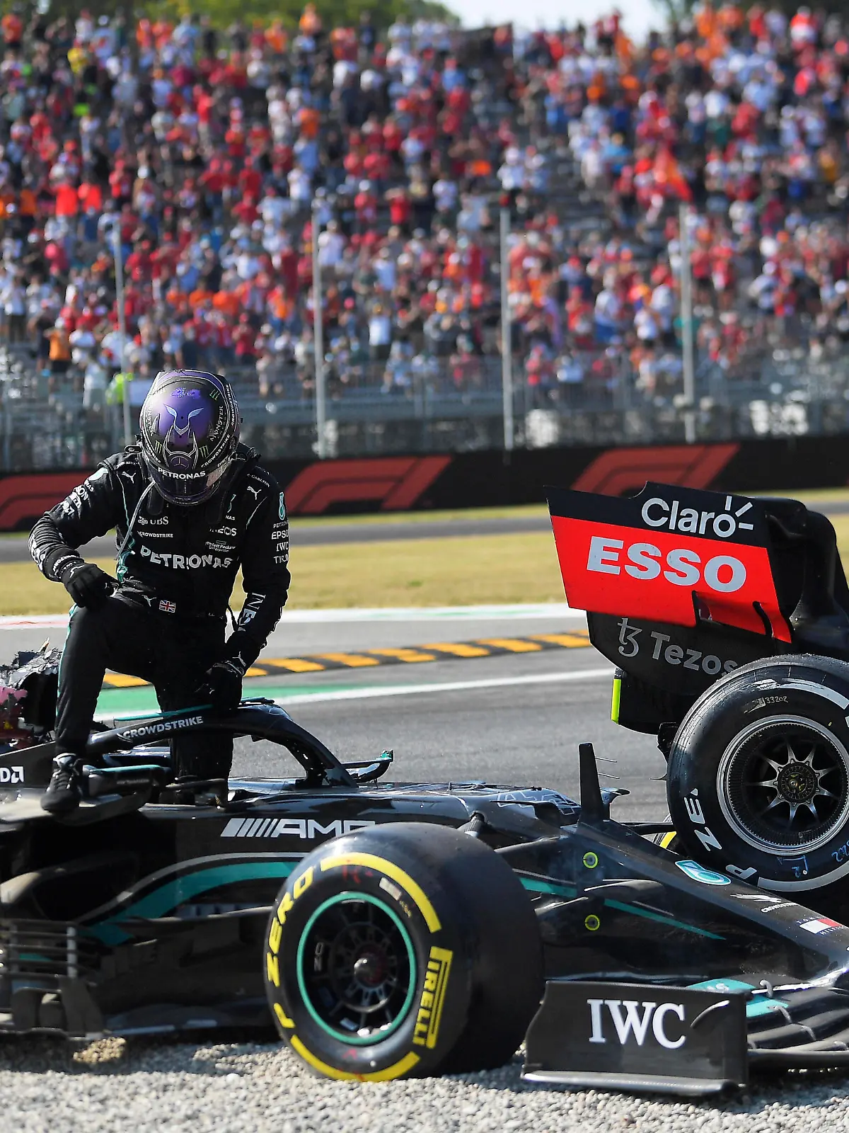  HAMILTON Lewis Team Mercedes AMG crash mit VERSTAPPEN Max F1 Formel one GP von Italien 2021 am 12. September 2021 in Monza *** HAMILTON Lewis Team Mercedes AMG crash with VERSTAPPEN Max F1 Formula one GP of Italy 2021 on 12 September 2021 in Monza