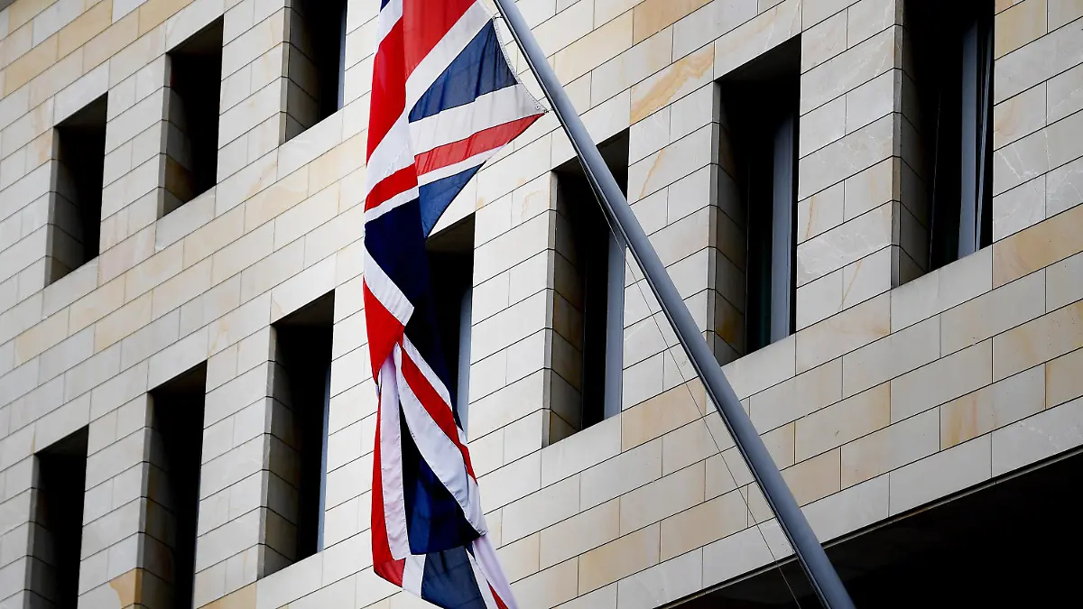 ARCHIV - 02.05.2019, Berlin: Die britische Flagge, der Union Jack, hängt an der britische Botschaft. Die Bundesanwaltschaft hat einen Mitarbeiter der britischen Botschaft in Berlin festnehmen lassen, weil er einem russischen Geheimdienst gegen Geld Dokumente verschafft haben soll. (zu dpa "Mutmaßlicher ausländischer Agent in Potsdam festgenommen") Foto: Britta Pedersen/dpa-Zentralbild/dpa +++ dpa-Bildfunk +++