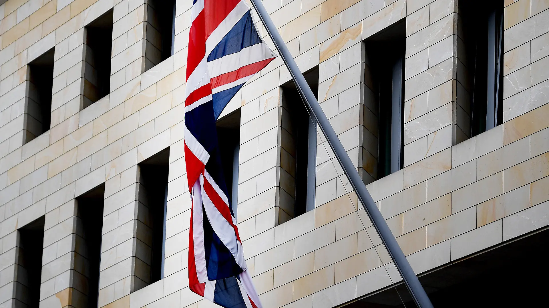 ARCHIV - 02.05.2019, Berlin: Die britische Flagge, der Union Jack, hängt an der britische Botschaft. Die Bundesanwaltschaft hat einen Mitarbeiter der britischen Botschaft in Berlin festnehmen lassen, weil er einem russischen Geheimdienst gegen Geld Dokumente verschafft haben soll. (zu dpa "Mutmaßlicher ausländischer Agent in Potsdam festgenommen") Foto: Britta Pedersen/dpa-Zentralbild/dpa +++ dpa-Bildfunk +++