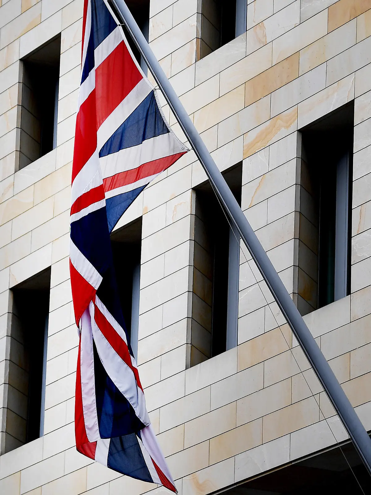 ARCHIV - 02.05.2019, Berlin: Die britische Flagge, der Union Jack, hängt an der britische Botschaft. Die Bundesanwaltschaft hat einen Mitarbeiter der britischen Botschaft in Berlin festnehmen lassen, weil er einem russischen Geheimdienst gegen Geld Dokumente verschafft haben soll. (zu dpa "Mutmaßlicher ausländischer Agent in Potsdam festgenommen") Foto: Britta Pedersen/dpa-Zentralbild/dpa +++ dpa-Bildfunk +++